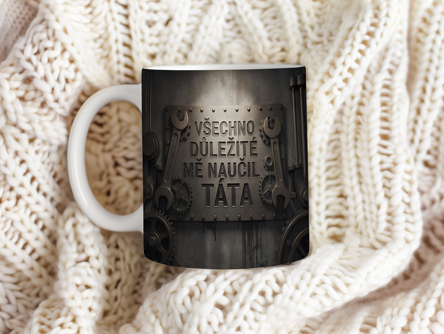 Hrnek s kovovým designem a textem VŠECHNO DŮLEŽITÉ MĚ NAUČIL TÁTA.