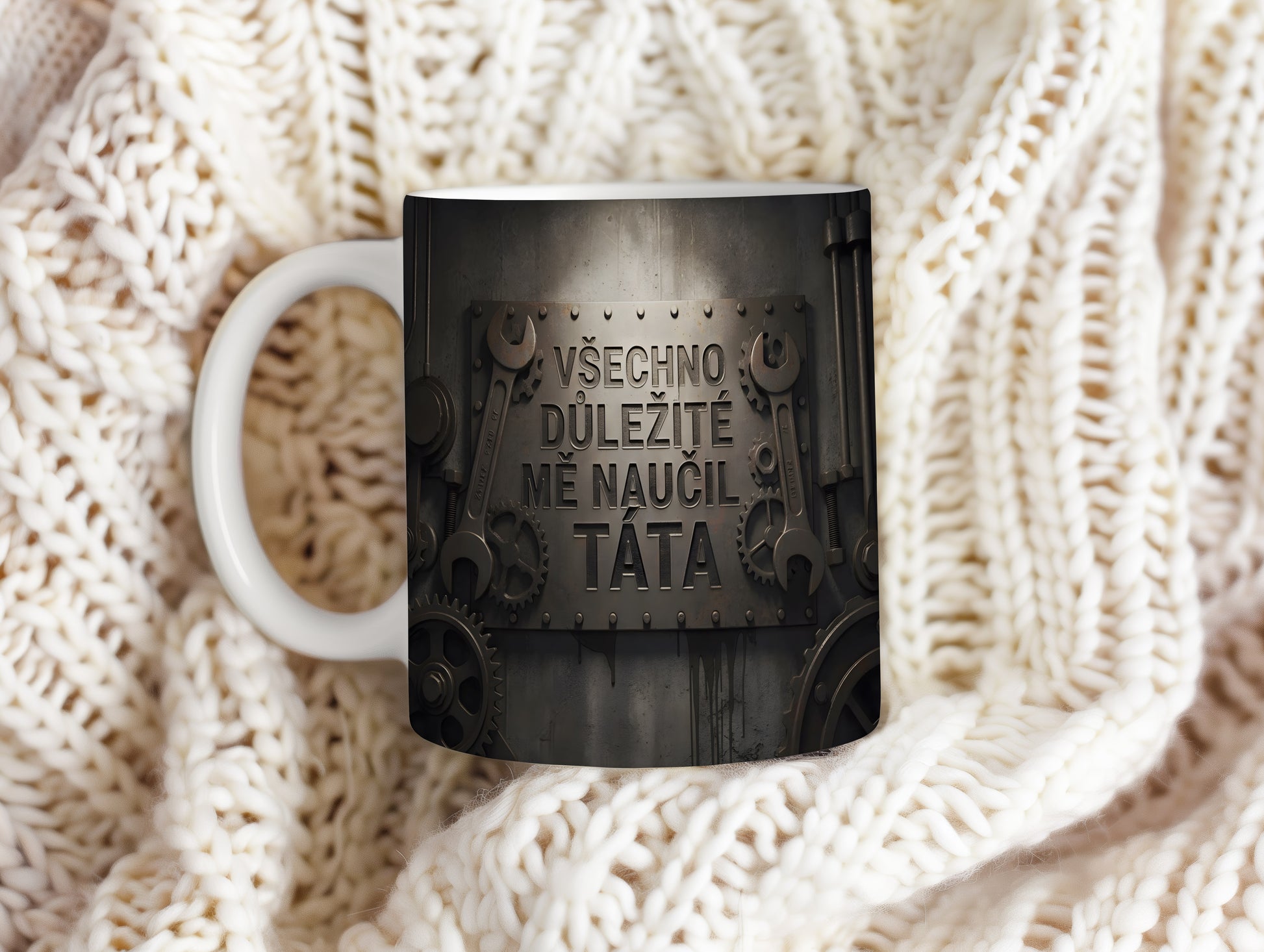Hrnek s kovovým designem a textem VŠECHNO DŮLEŽITÉ MĚ NAUČIL TÁTA.
