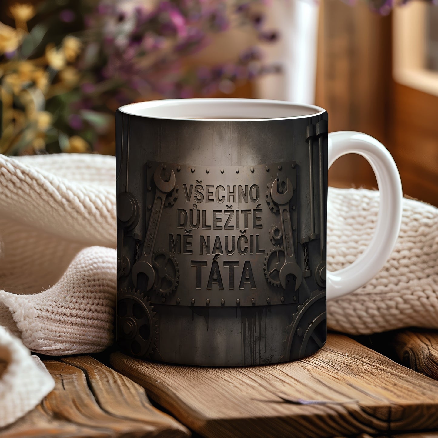 Hrnek s kovovým designem a textem VŠECHNO DŮLEŽITÉ MĚ NAUČIL TÁTA.