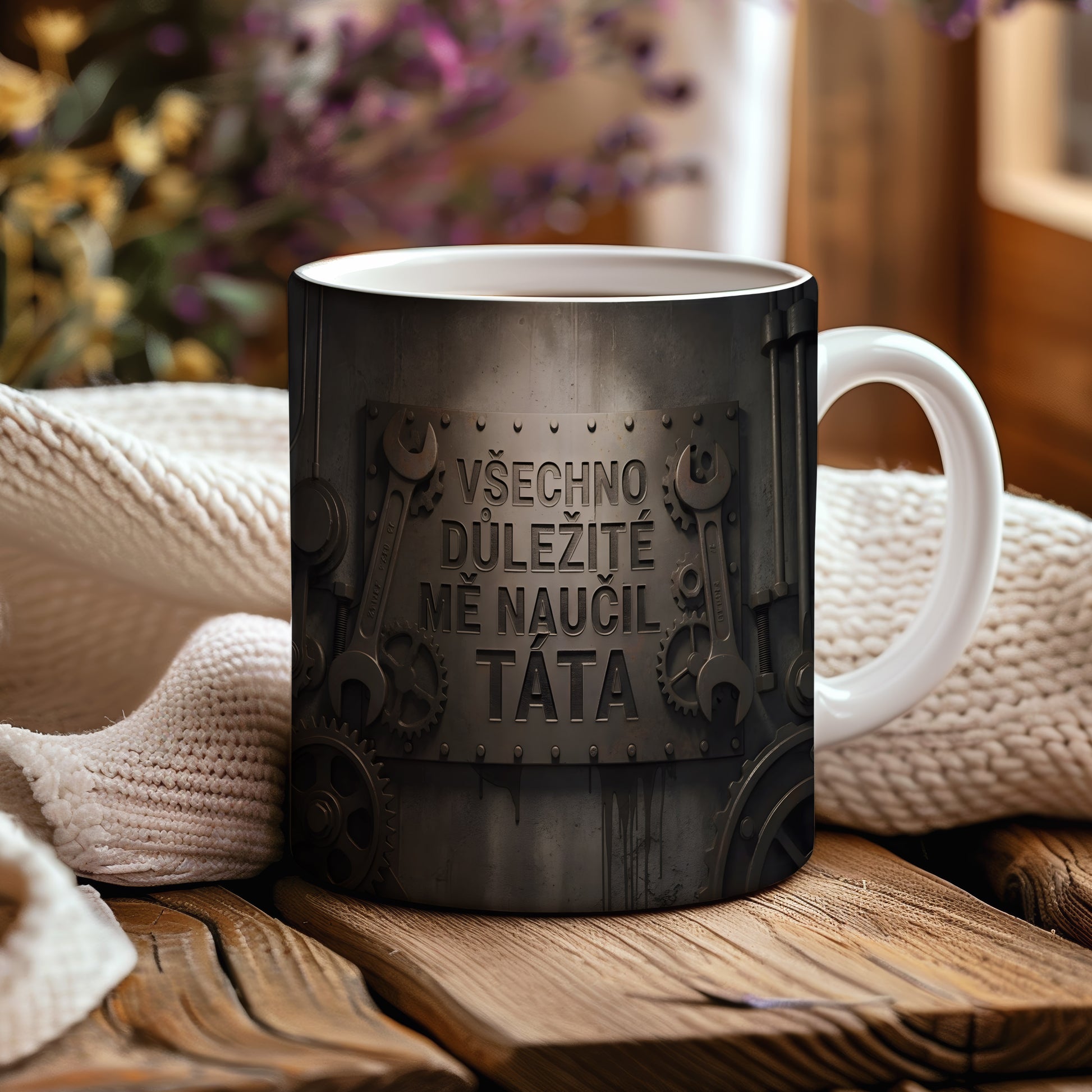 Hrnek s kovovým designem a textem VŠECHNO DŮLEŽITÉ MĚ NAUČIL TÁTA.