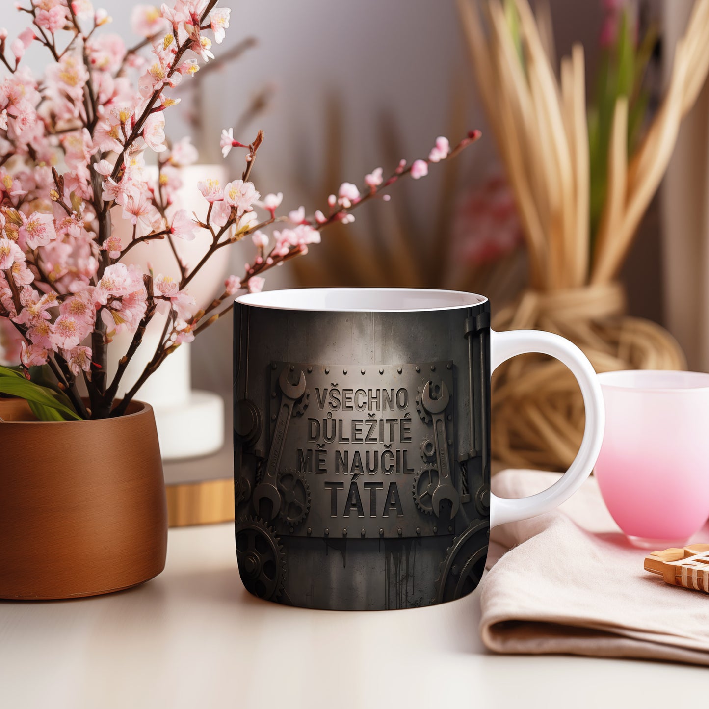 Hrnek s kovovým designem a textem VŠECHNO DŮLEŽITÉ MĚ NAUČIL TÁTA.
