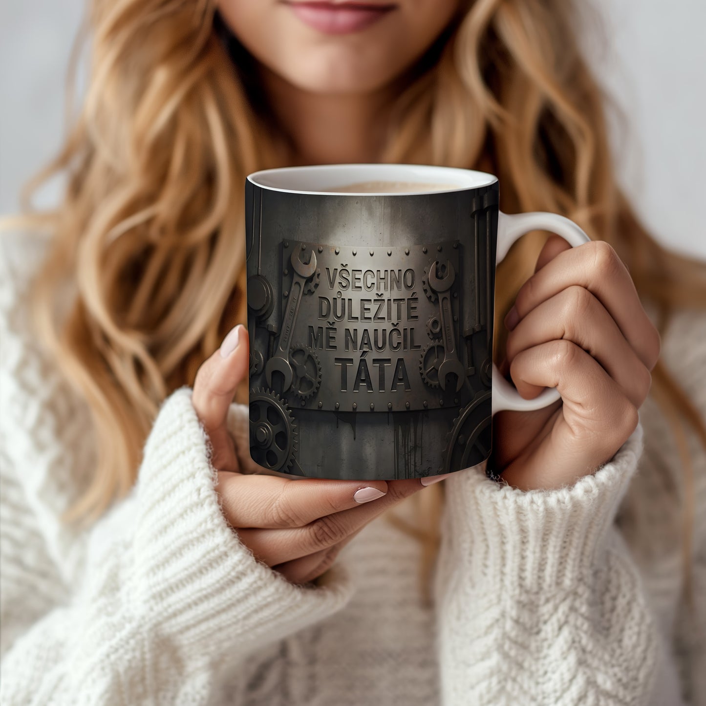 Hrnek s kovovým designem a textem VŠECHNO DŮLEŽITÉ MĚ NAUČIL TÁTA.