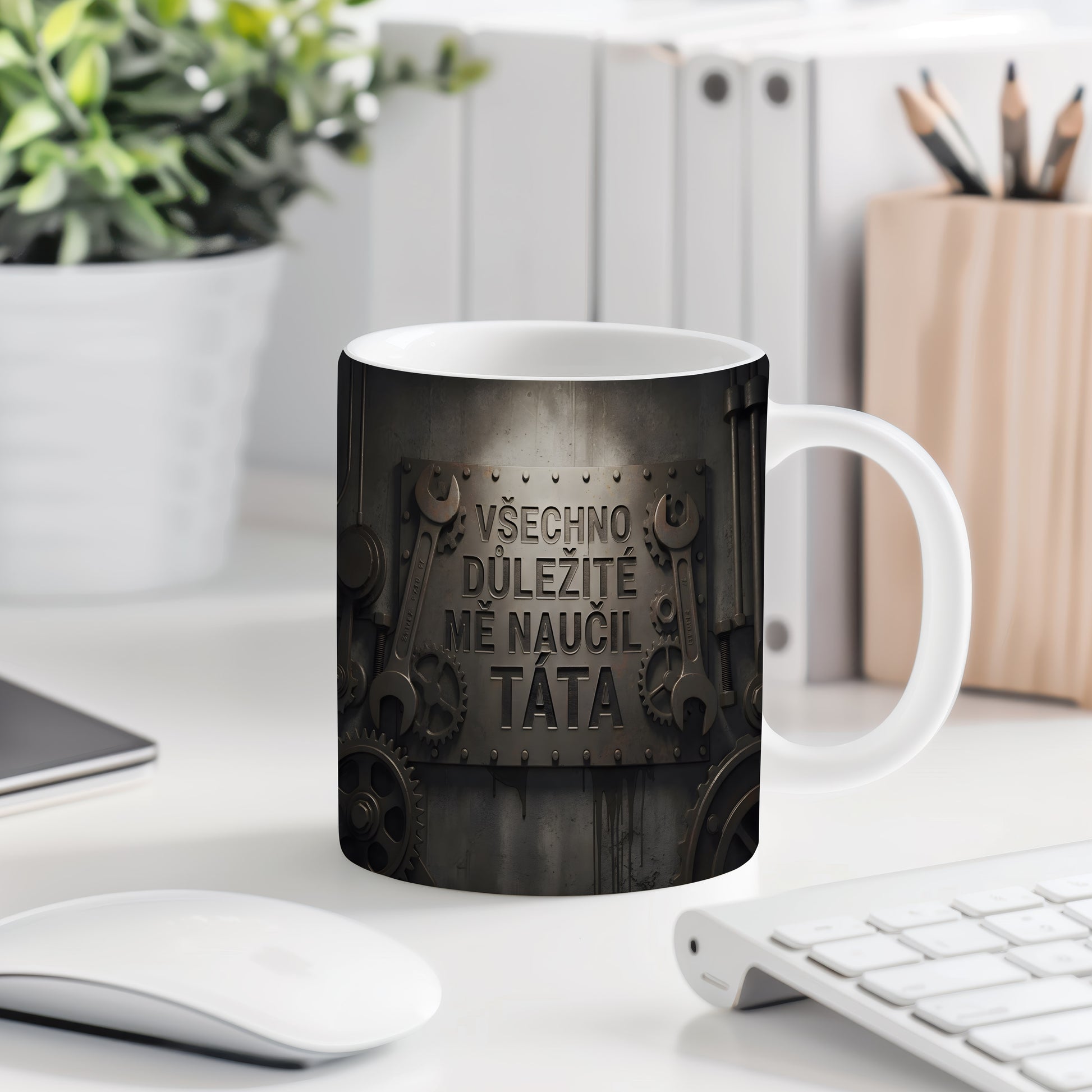 Hrnek s kovovým designem a textem VŠECHNO DŮLEŽITÉ MĚ NAUČIL TÁTA.