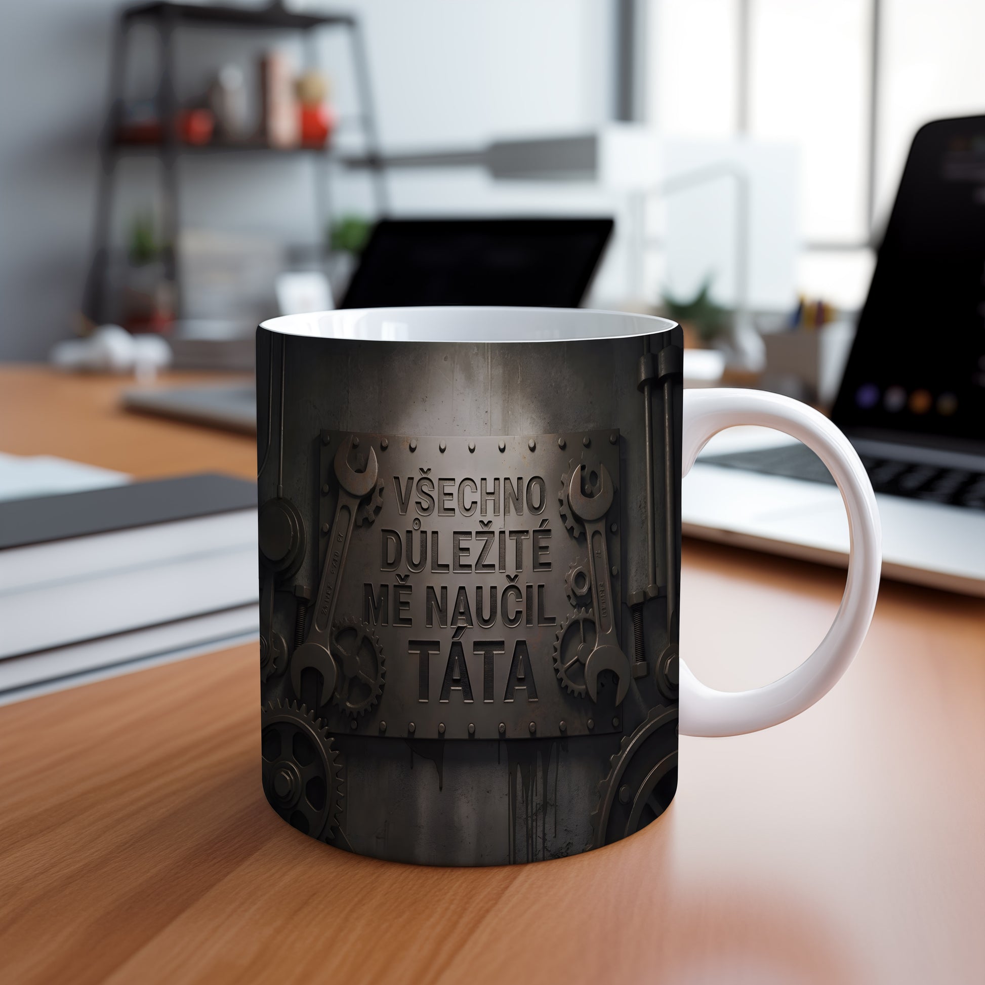 Hrnek s kovovým designem a textem VŠECHNO DŮLEŽITÉ MĚ NAUČIL TÁTA.