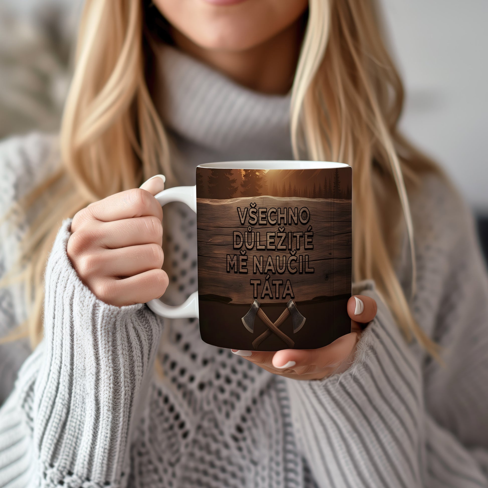 Hrnek s nápisem 'Všechno důležité mě naučil táta' a motivem seker na dřevěném pozadí.