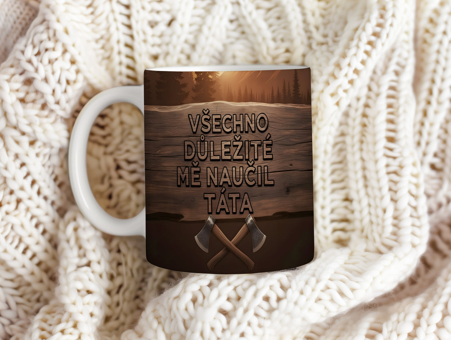 Hrnek s nápisem 'Všechno důležité mě naučil táta' a motivem seker na dřevěném pozadí.