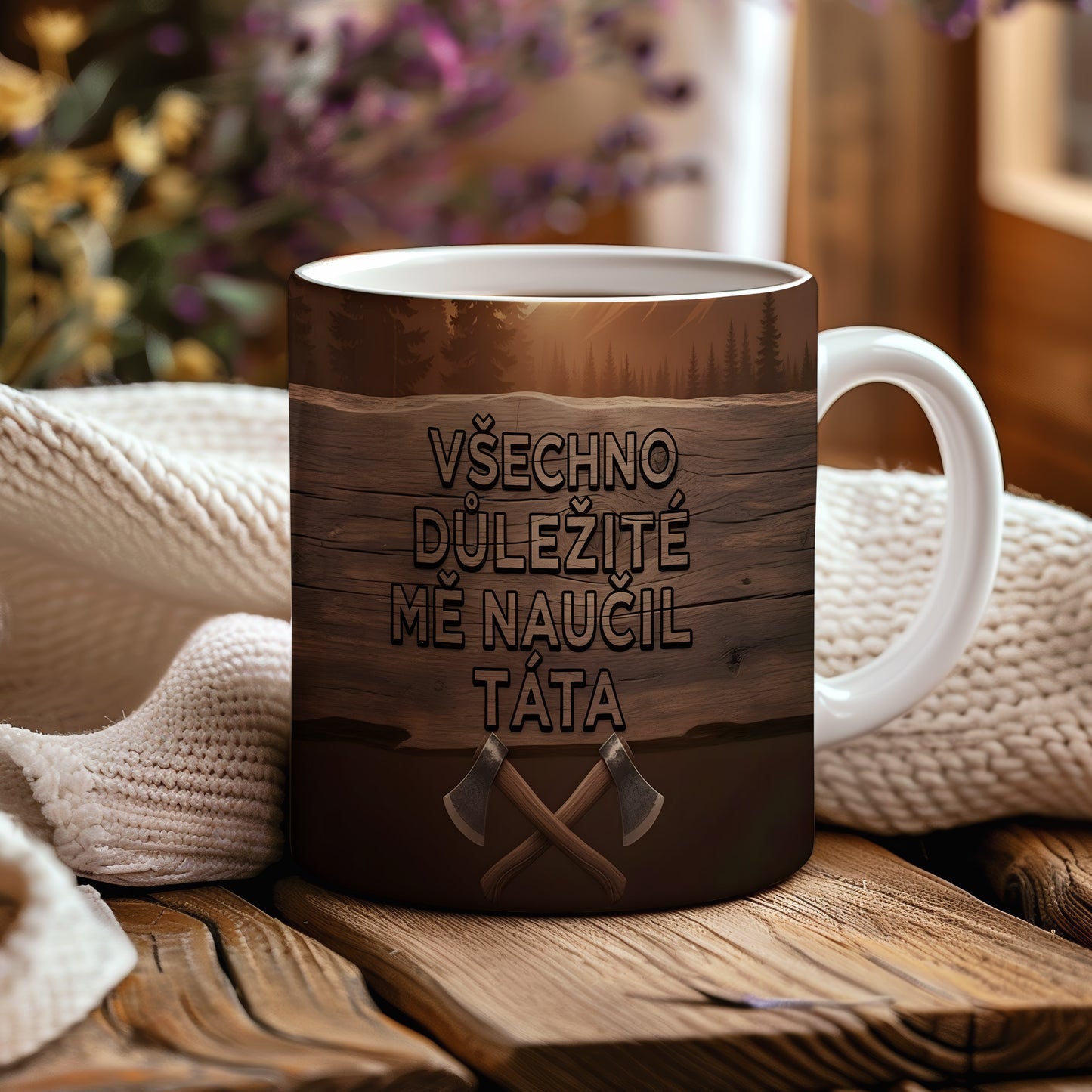 Hrnek s nápisem 'Všechno důležité mě naučil táta' a motivem seker na dřevěném pozadí.