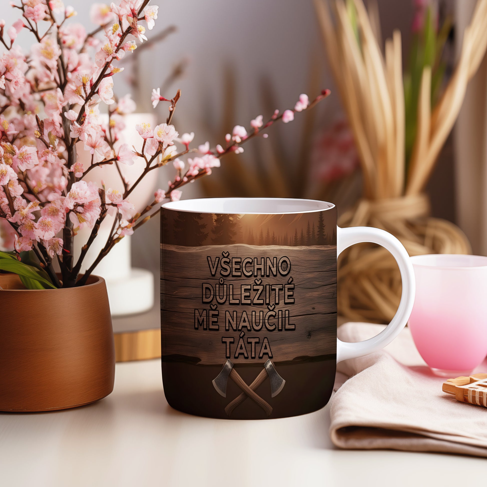Hrnek s nápisem 'Všechno důležité mě naučil táta' a motivem seker na dřevěném pozadí.