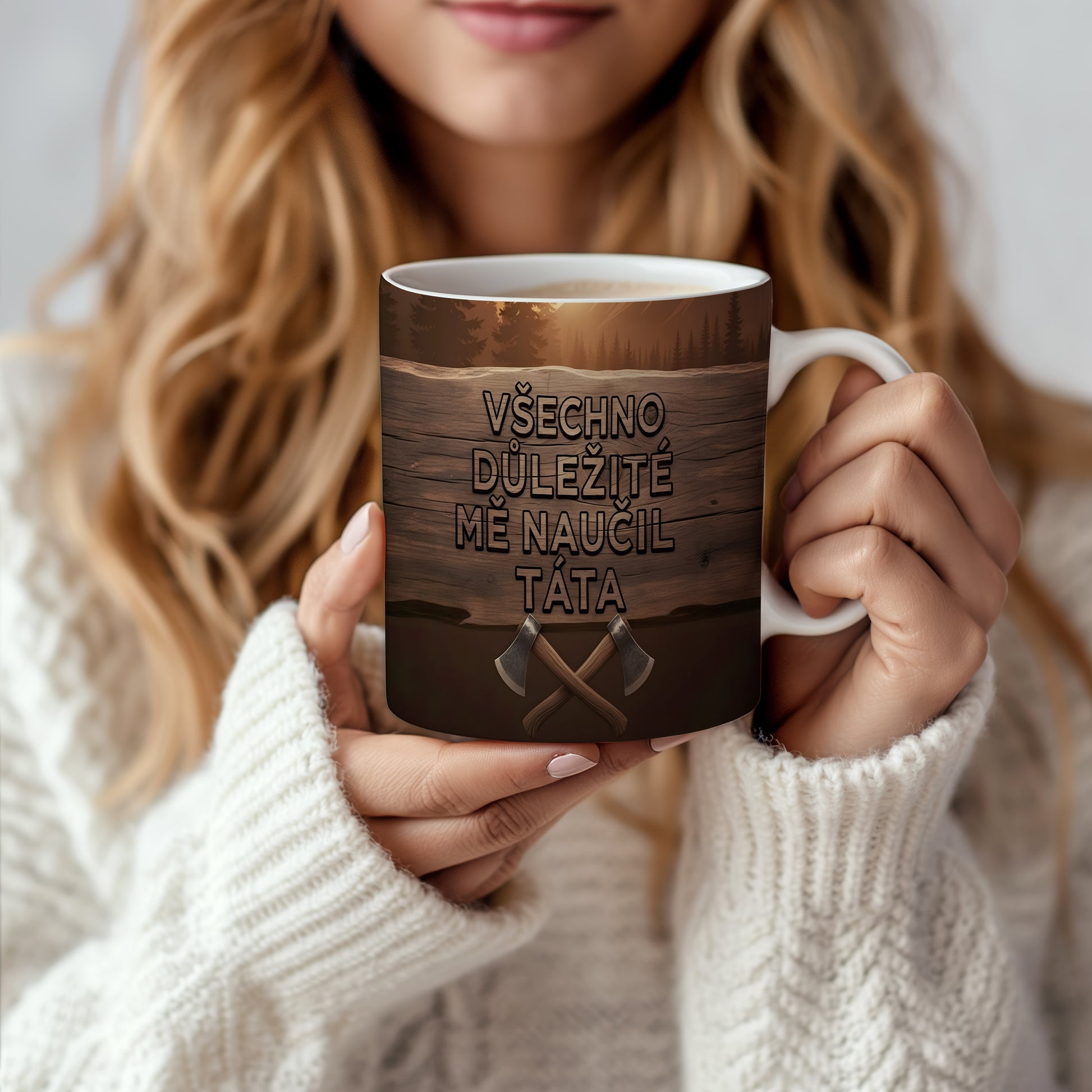 Hrnek s nápisem 'Všechno důležité mě naučil táta' a motivem seker na dřevěném pozadí.