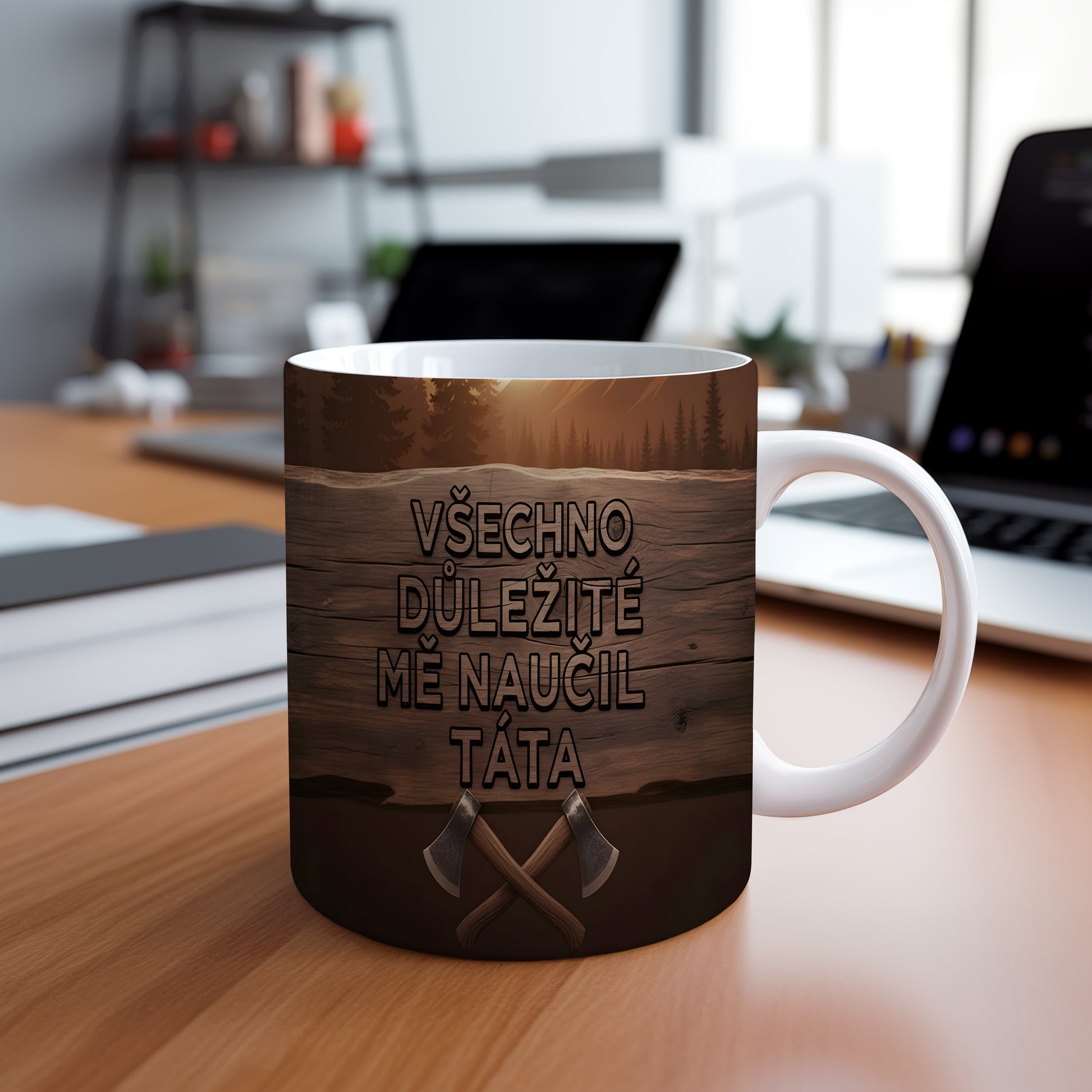 Hrnek s nápisem 'Všechno důležité mě naučil táta' a motivem seker na dřevěném pozadí.