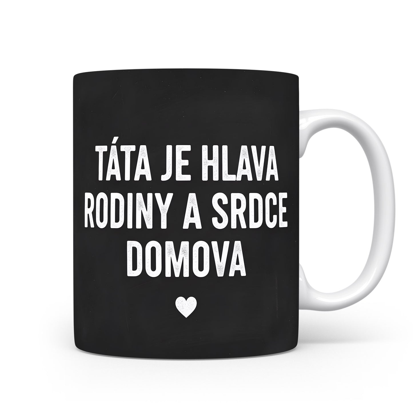 Černý hrnek s bílým nápisem TÁTA JE HLAVA RODINY A SRDCE DOMOVA a malým srdcem.