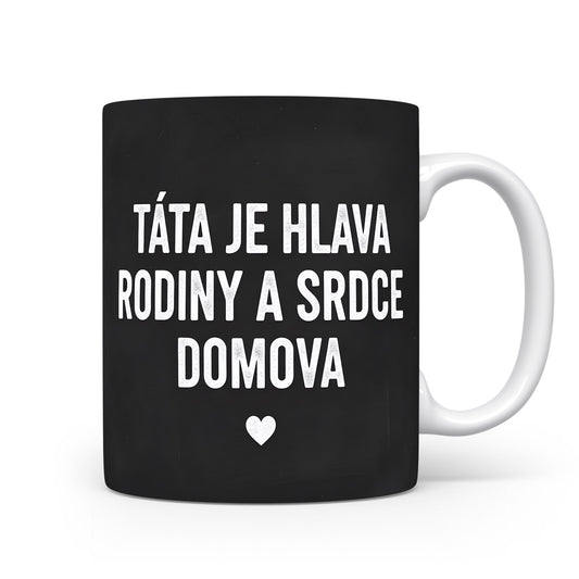 Černý hrnek s bílým nápisem TÁTA JE HLAVA RODINY A SRDCE DOMOVA a malým srdcem.