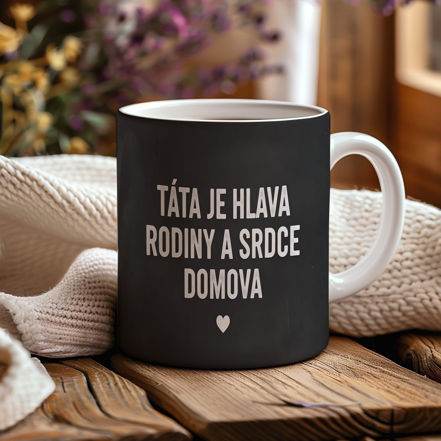 Černý hrnek s bílým nápisem TÁTA JE HLAVA RODINY A SRDCE DOMOVA a malým srdcem.