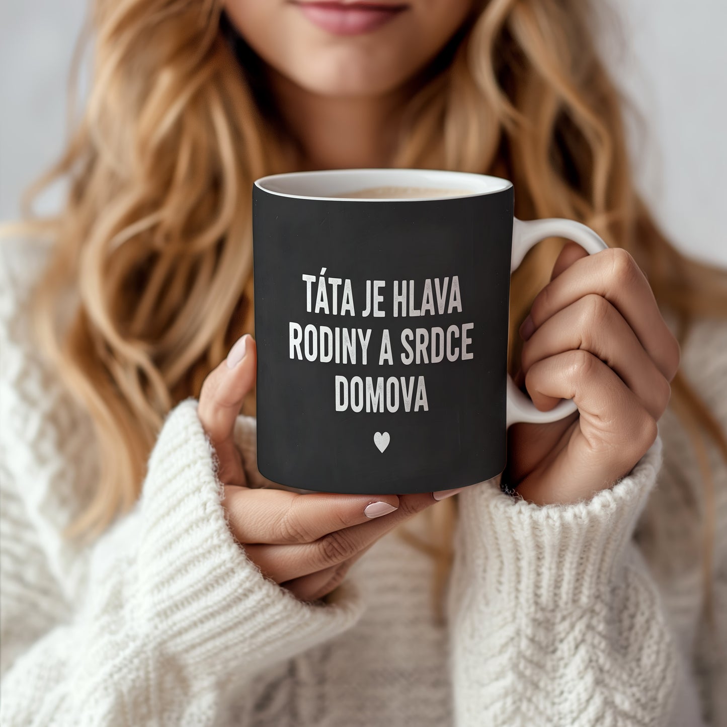Černý hrnek s bílým nápisem TÁTA JE HLAVA RODINY A SRDCE DOMOVA a malým srdcem.