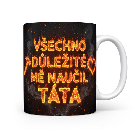 Černý hrnek s plameny a textem 'VŠECHNO DŮLEŽITÉ MĚ NAUČIL TÁTA'.