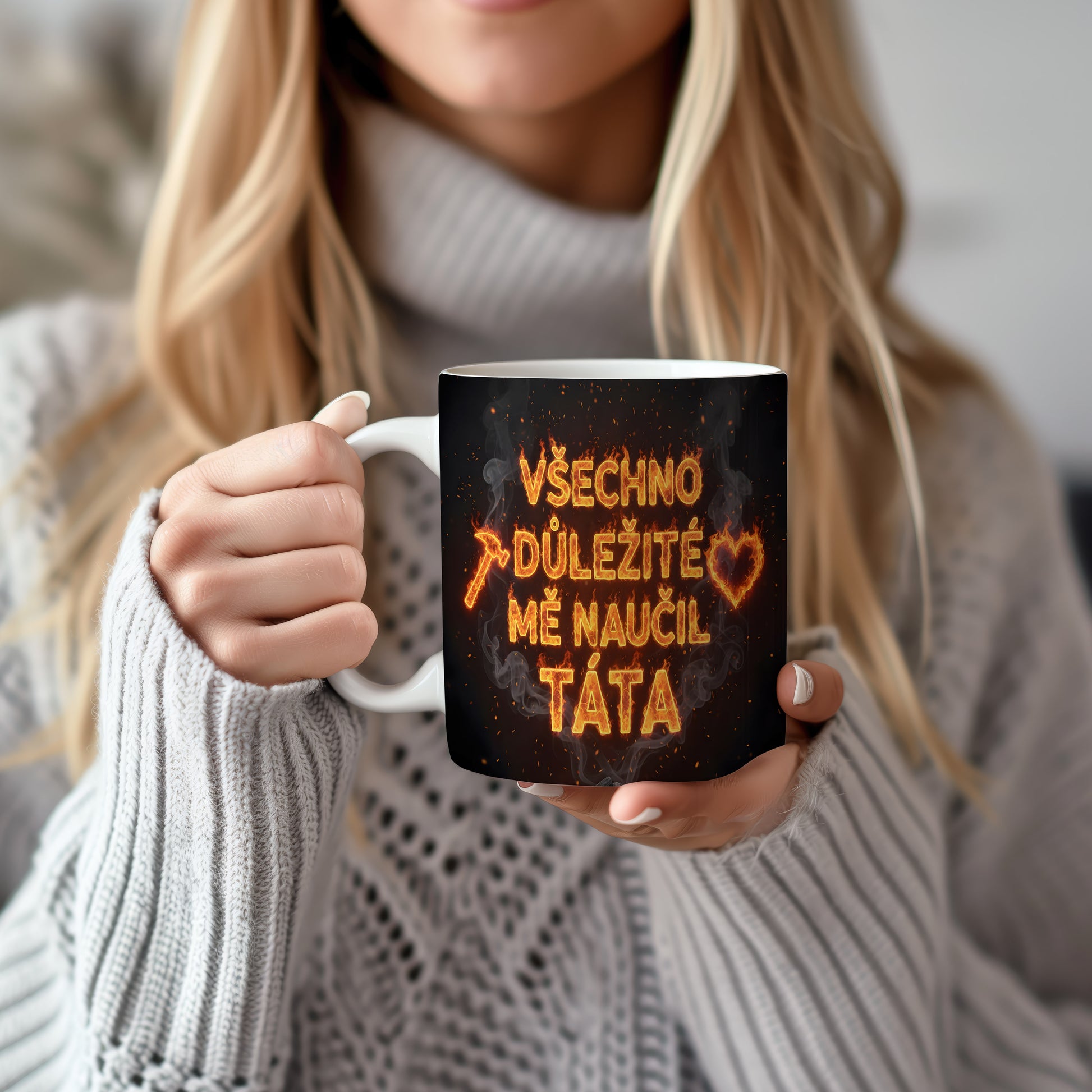 Černý hrnek s plameny a textem 'VŠECHNO DŮLEŽITÉ MĚ NAUČIL TÁTA'.