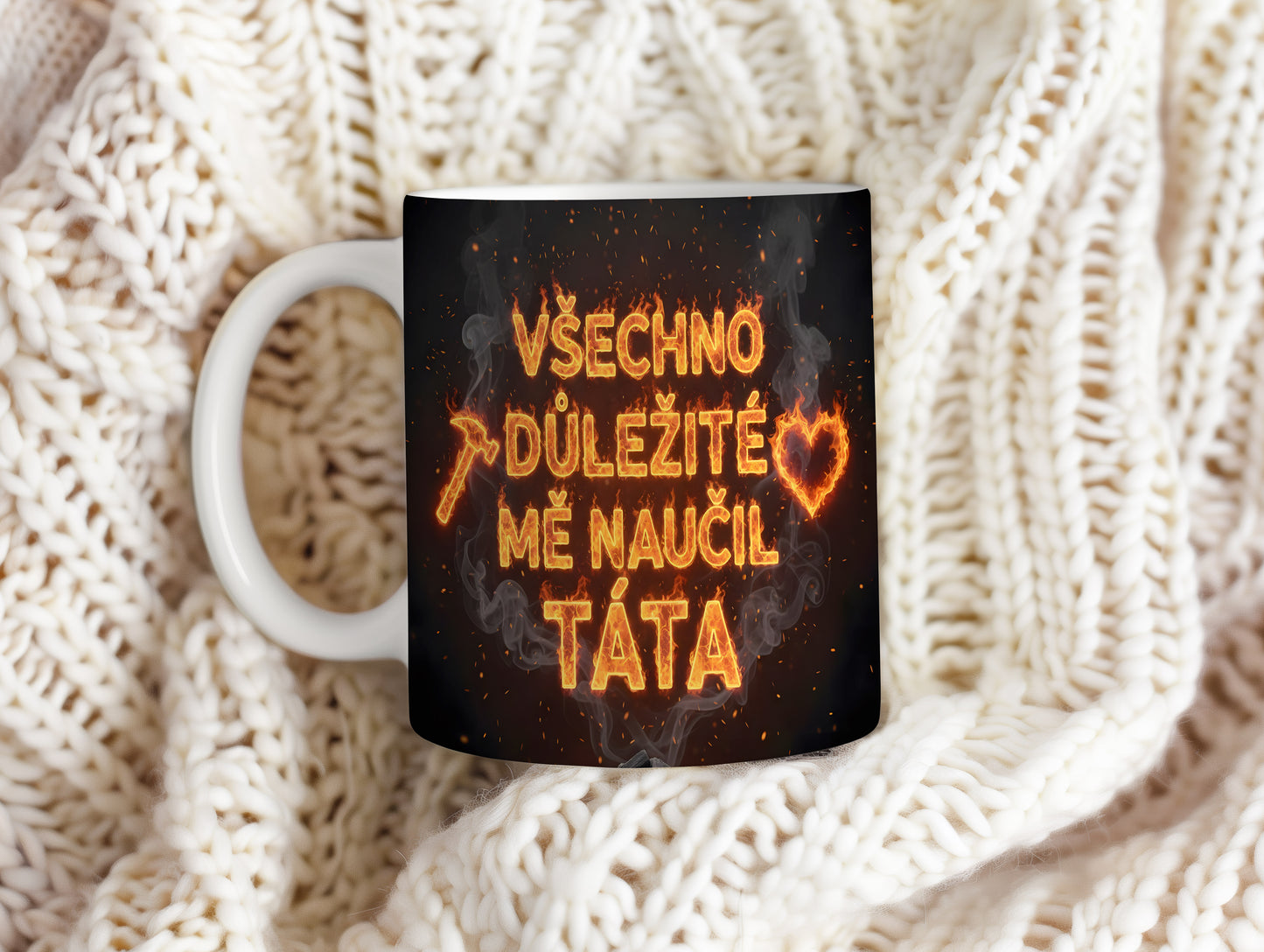 Černý hrnek s plameny a textem 'VŠECHNO DŮLEŽITÉ MĚ NAUČIL TÁTA'.