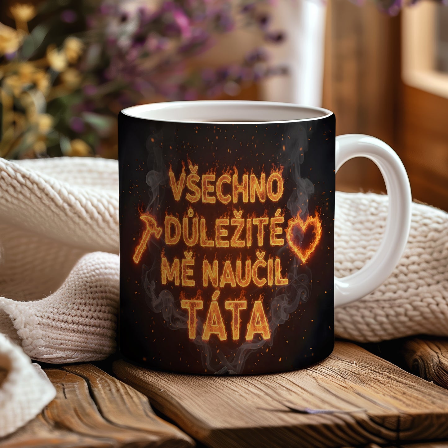 Černý hrnek s plameny a textem 'VŠECHNO DŮLEŽITÉ MĚ NAUČIL TÁTA'.