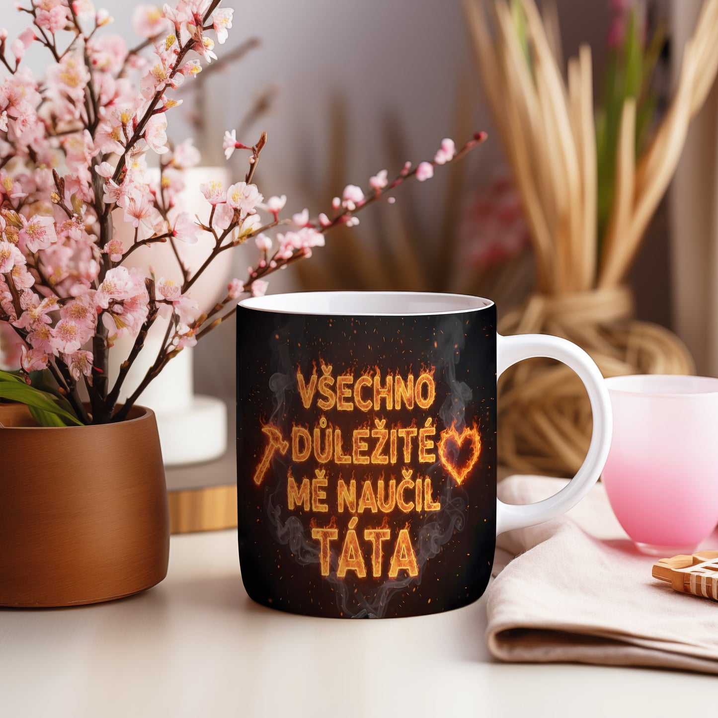 Černý hrnek s plameny a textem 'VŠECHNO DŮLEŽITÉ MĚ NAUČIL TÁTA'.