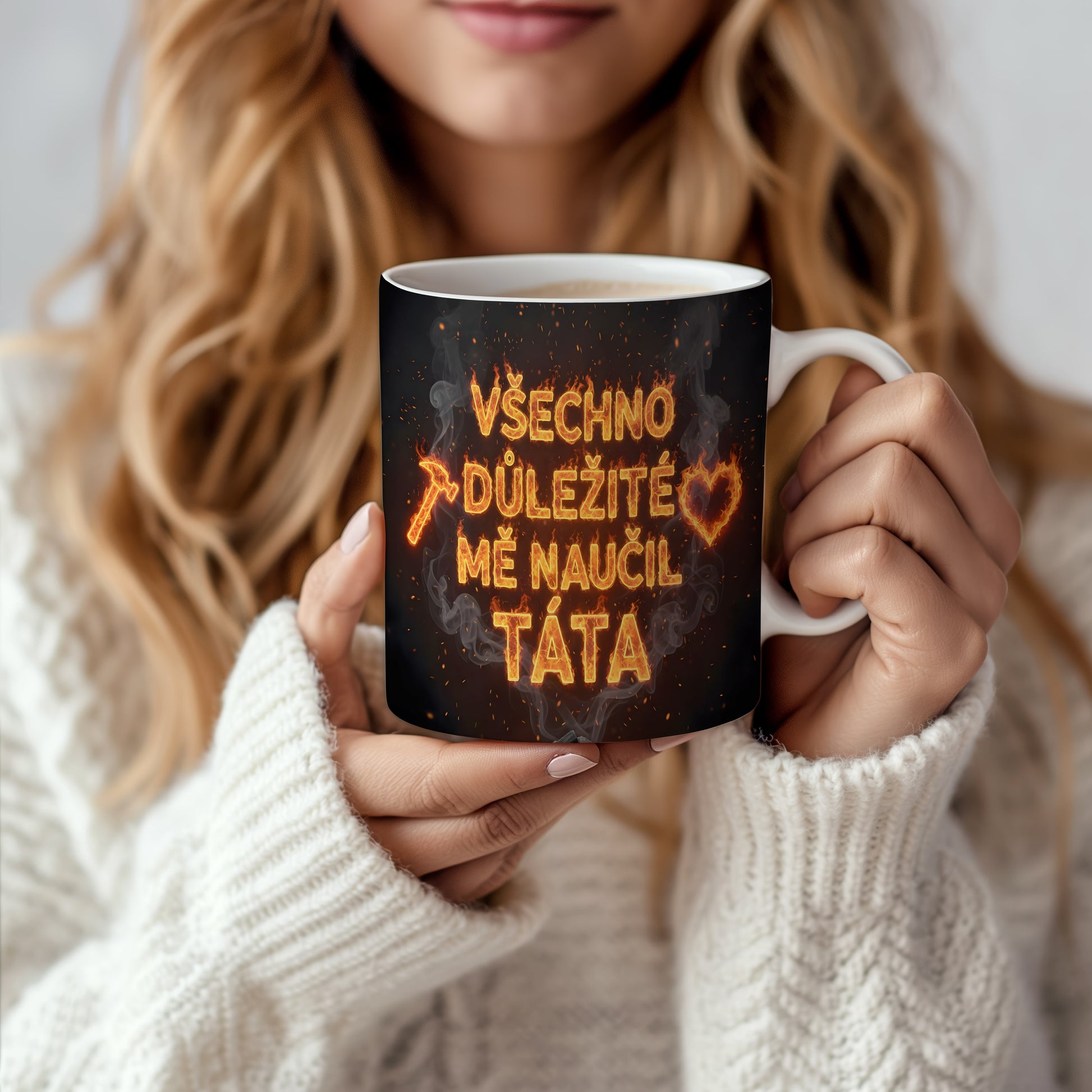 Černý hrnek s plameny a textem 'VŠECHNO DŮLEŽITÉ MĚ NAUČIL TÁTA'.