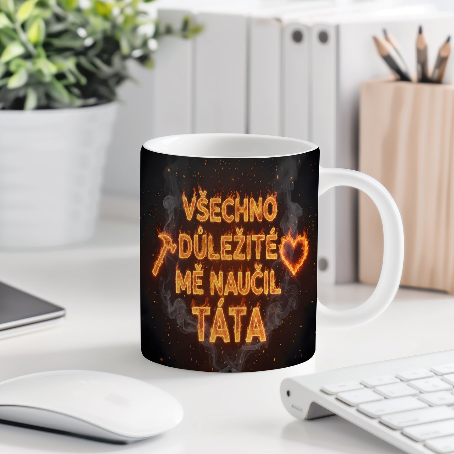 Černý hrnek s plameny a textem 'VŠECHNO DŮLEŽITÉ MĚ NAUČIL TÁTA'.