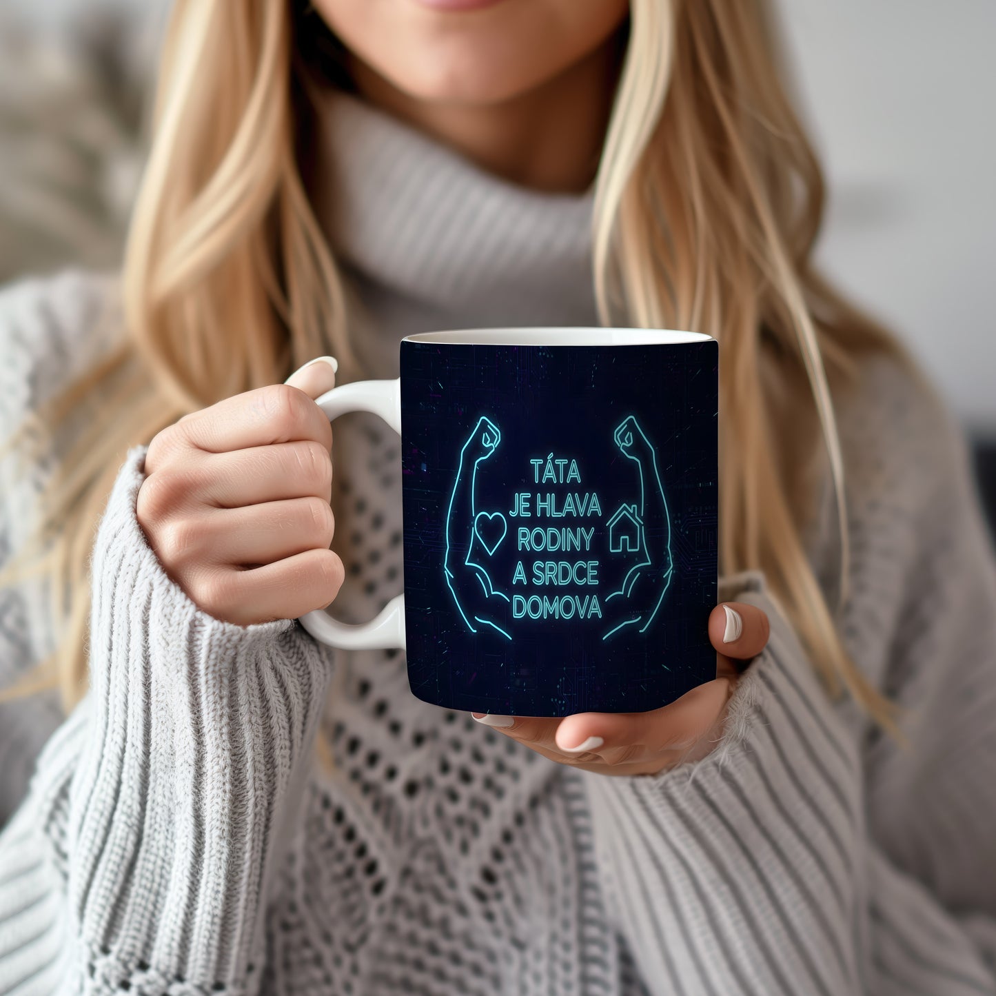 Modrý hrnek s nápisem a symboly srdce, domu a svalů.