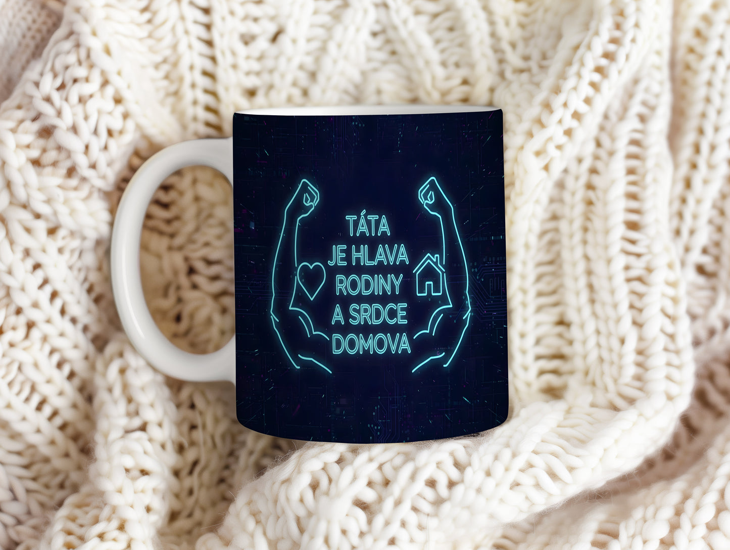 Modrý hrnek s nápisem a symboly srdce, domu a svalů.