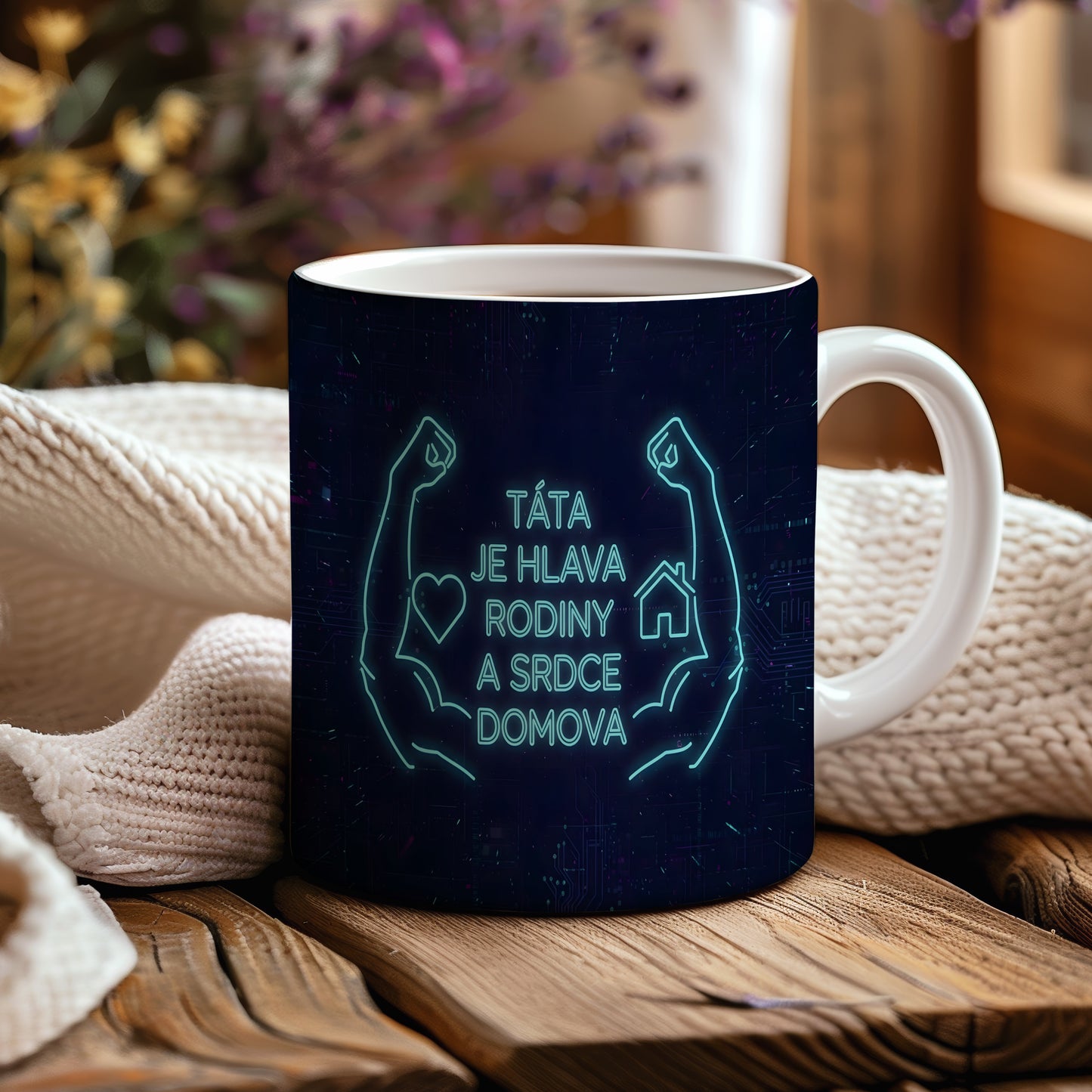 Modrý hrnek s nápisem a symboly srdce, domu a svalů.
