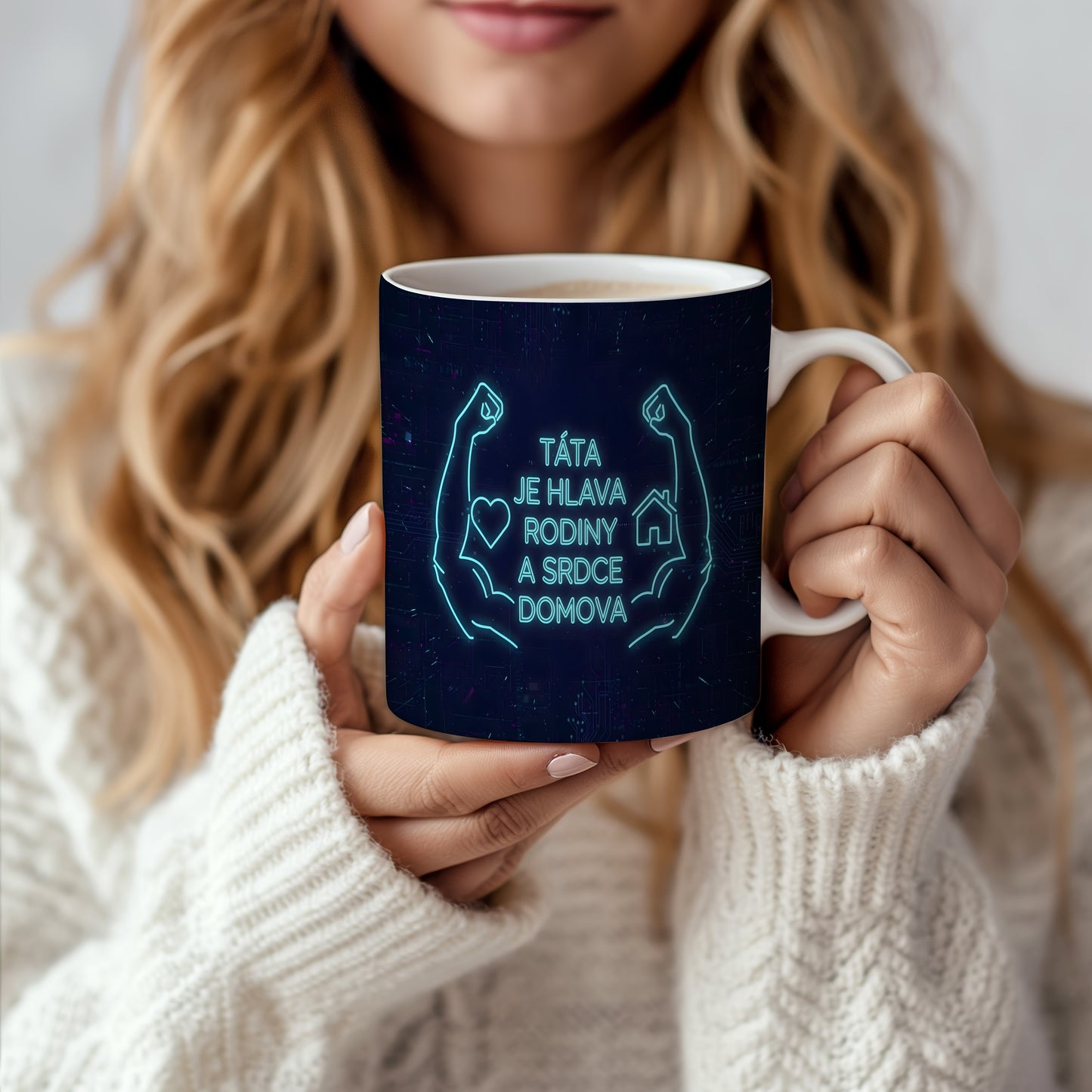 Modrý hrnek s nápisem a symboly srdce, domu a svalů.