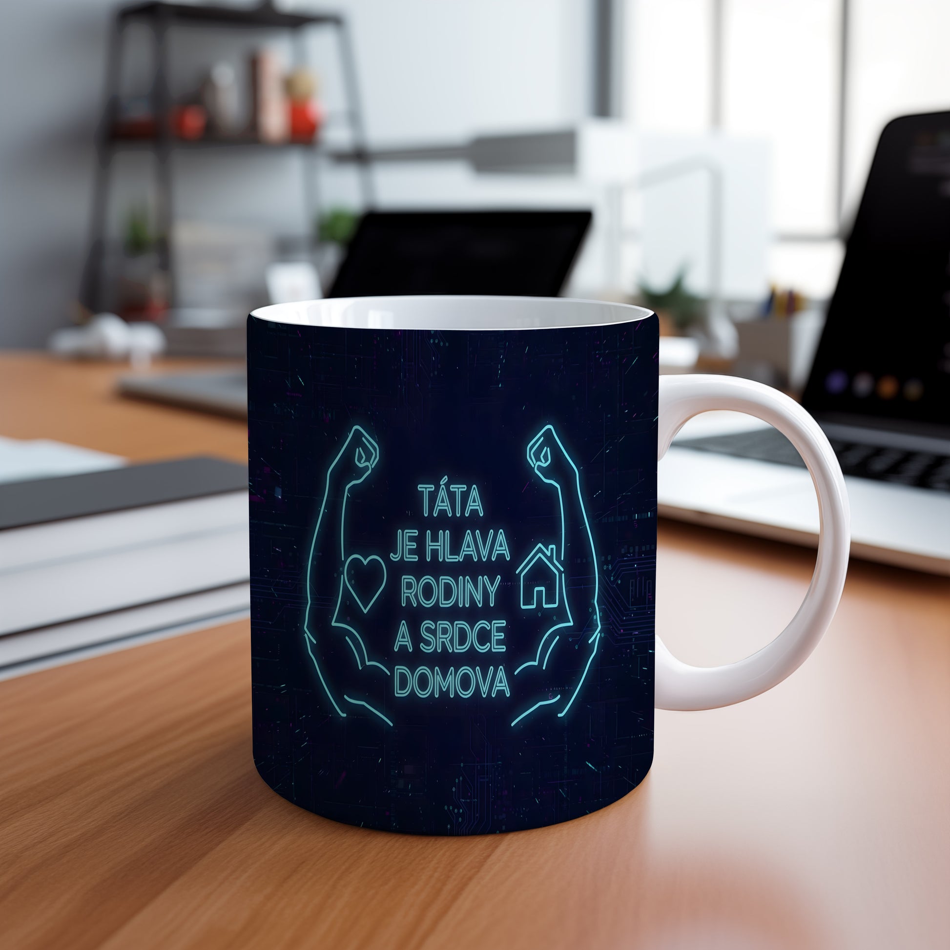Modrý hrnek s nápisem a symboly srdce, domu a svalů.
