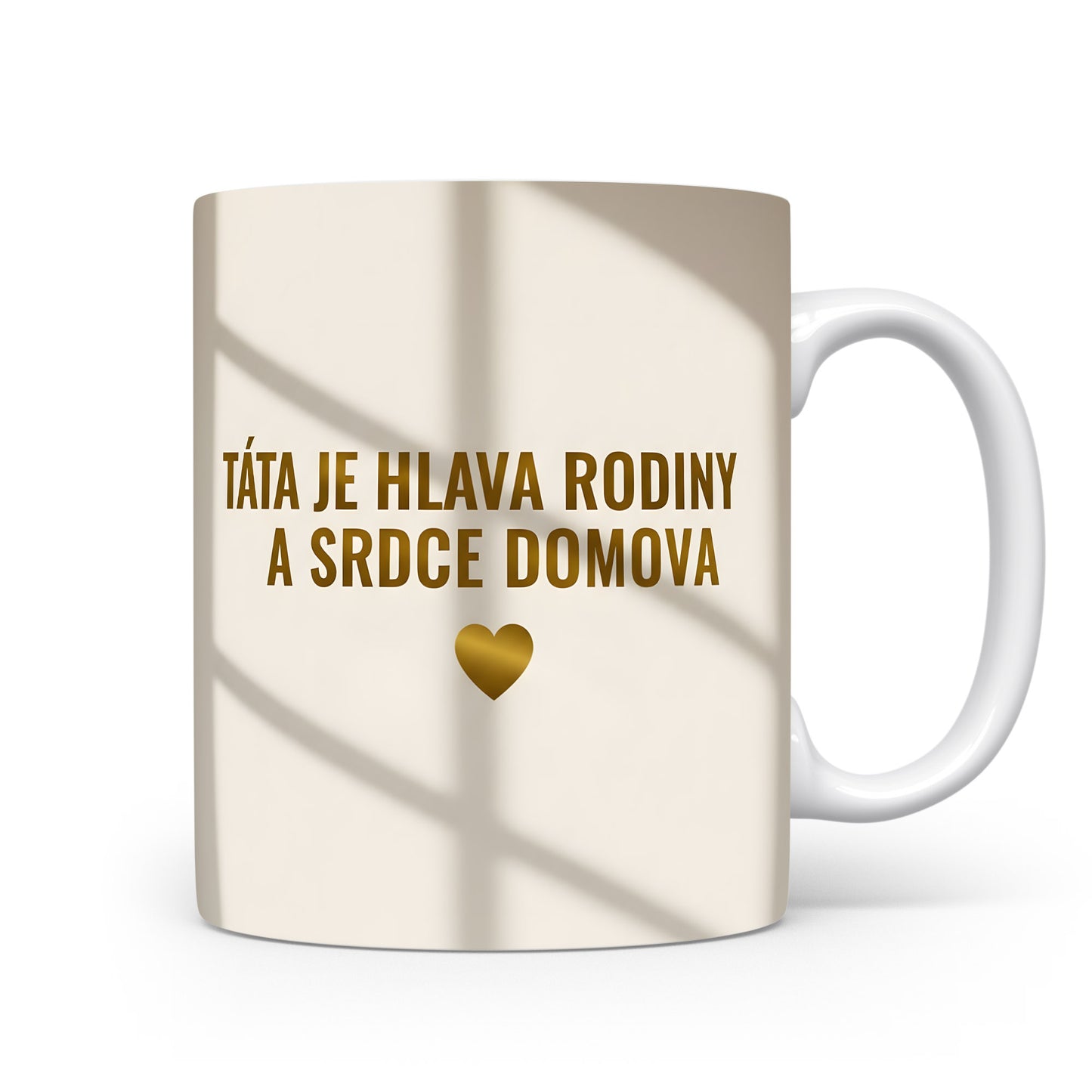 Béžový hrnek se zlatým nápisem a srdcem.