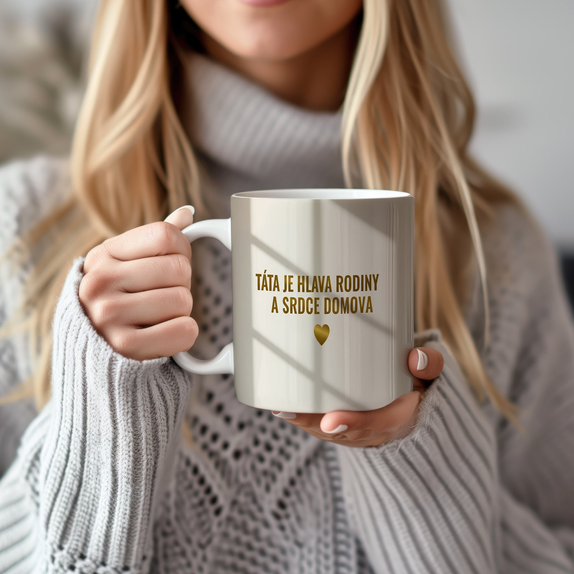 Béžový hrnek se zlatým nápisem a srdcem.