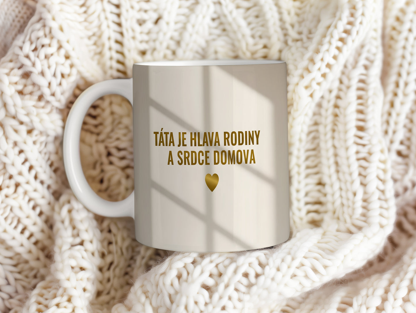 Béžový hrnek se zlatým nápisem a srdcem.