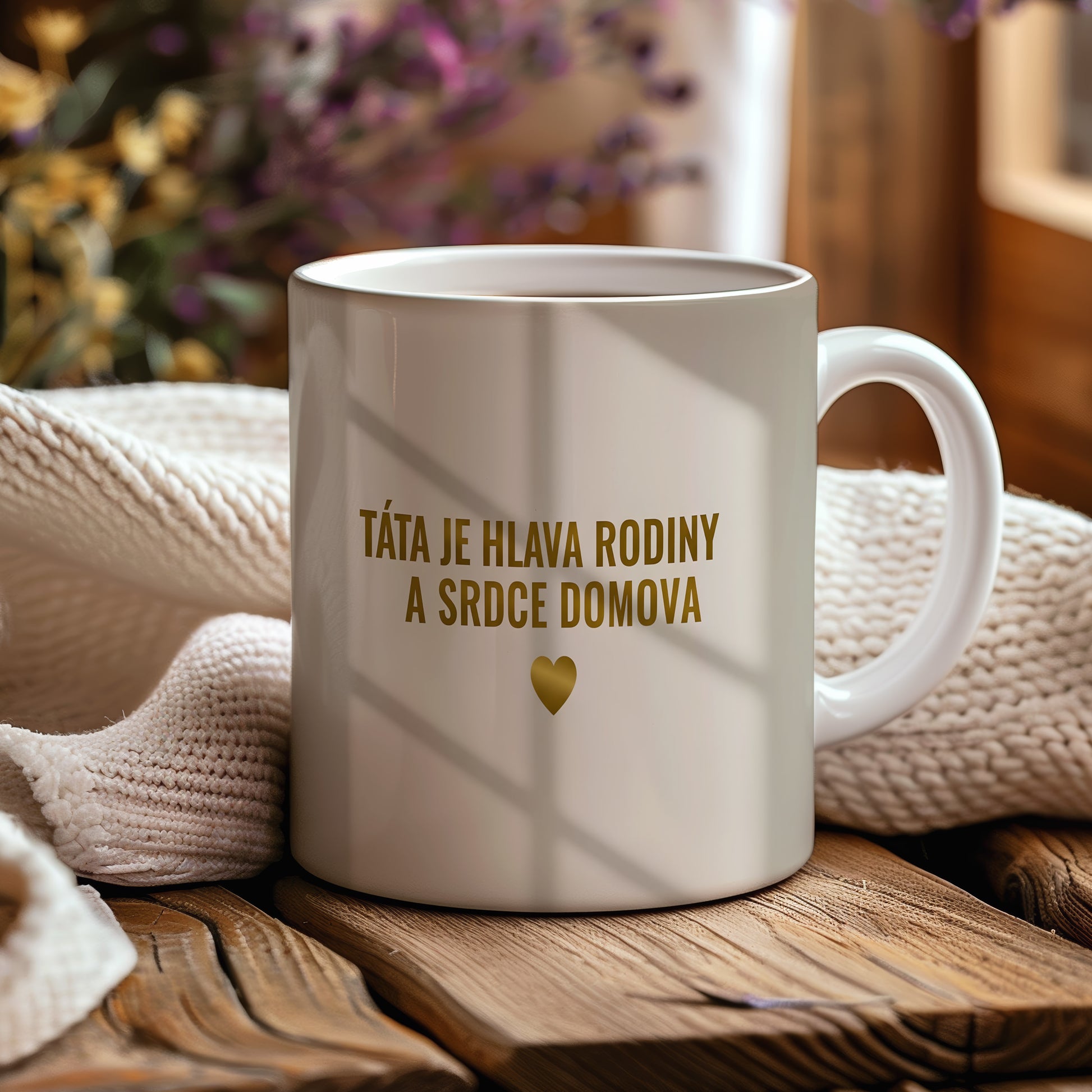 Béžový hrnek se zlatým nápisem a srdcem.