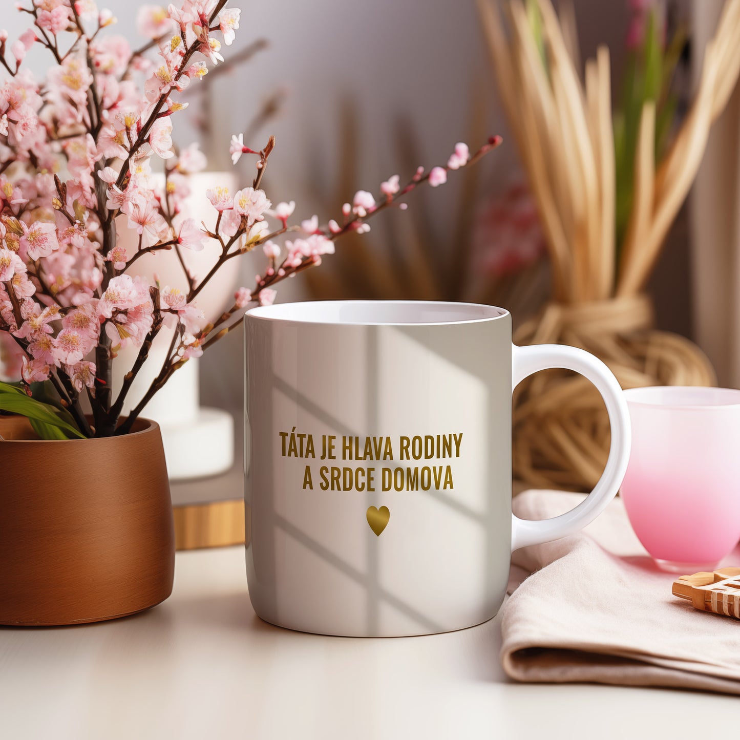 Béžový hrnek se zlatým nápisem a srdcem.