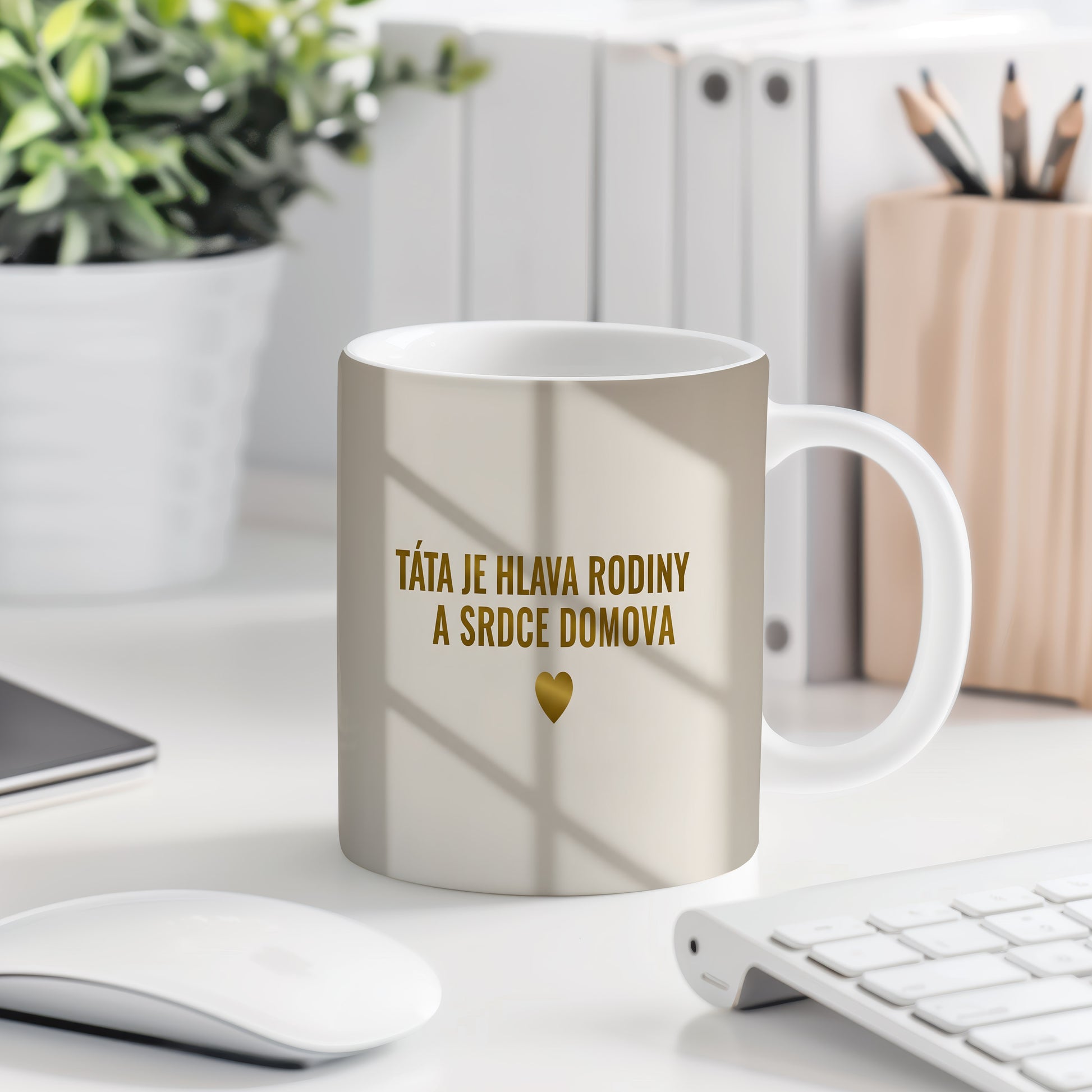 Béžový hrnek se zlatým nápisem a srdcem.