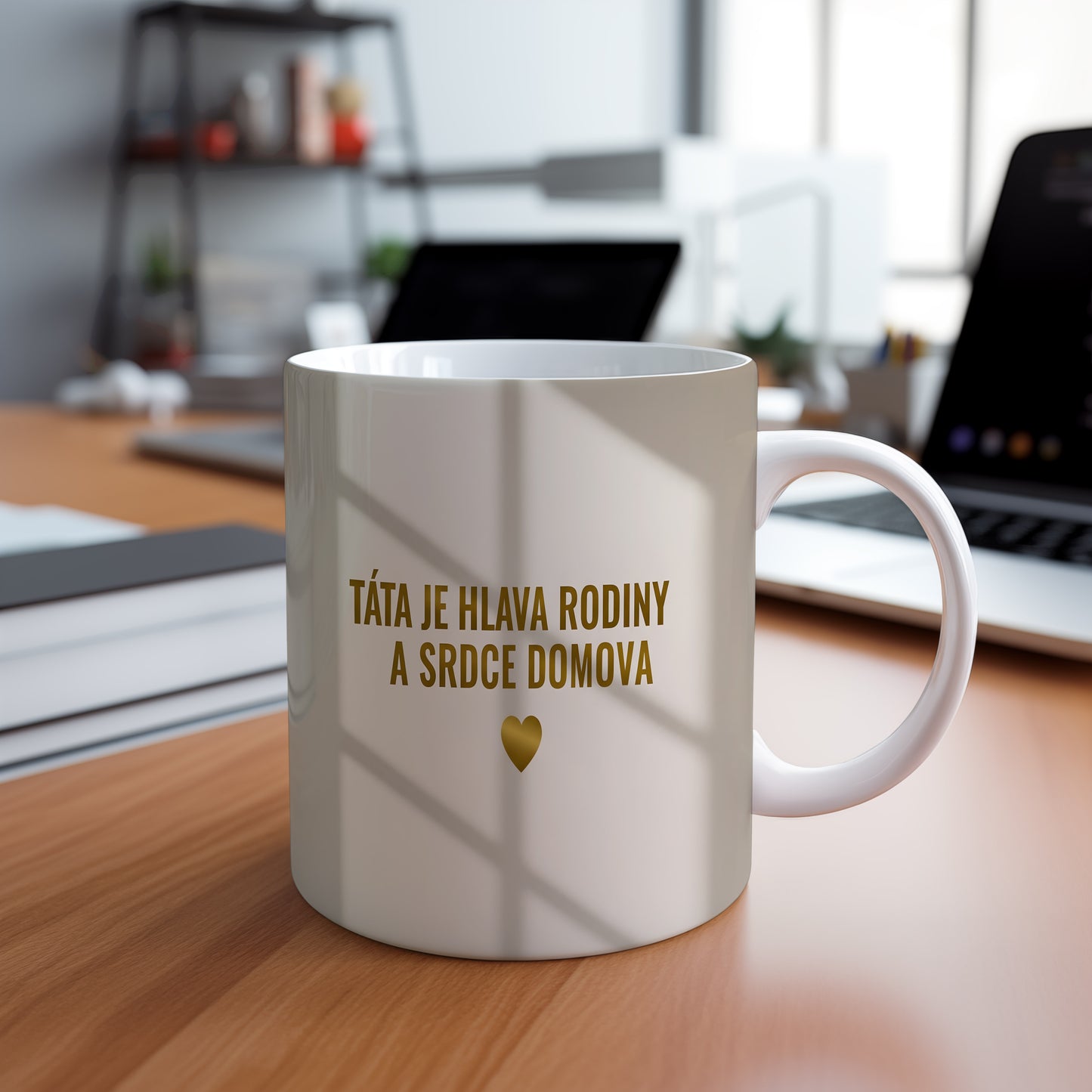 Béžový hrnek se zlatým nápisem a srdcem.