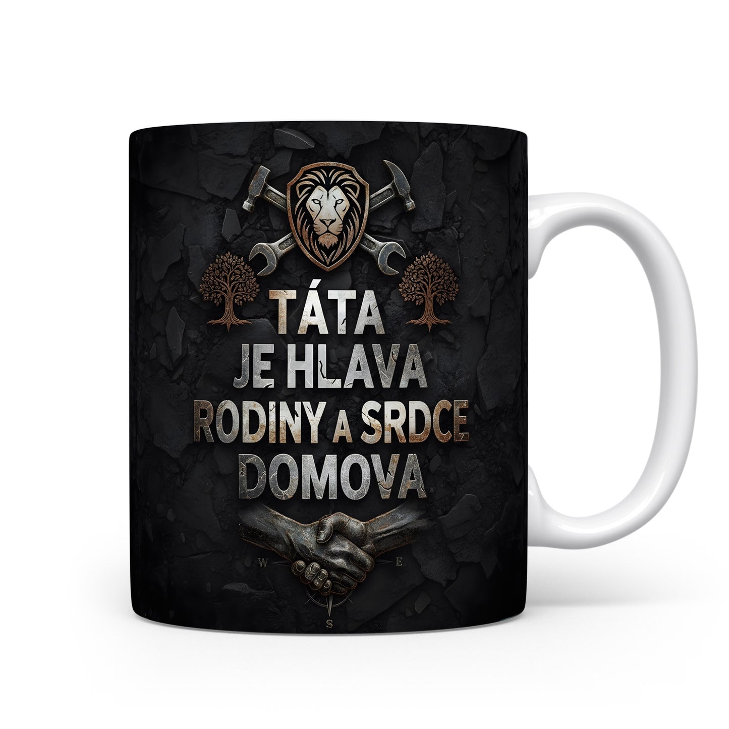 Černý hrnek s motivem lva, stromů a rukou, text TÁTA JE HLAVA RODINY A SRDCE DOMOVA.