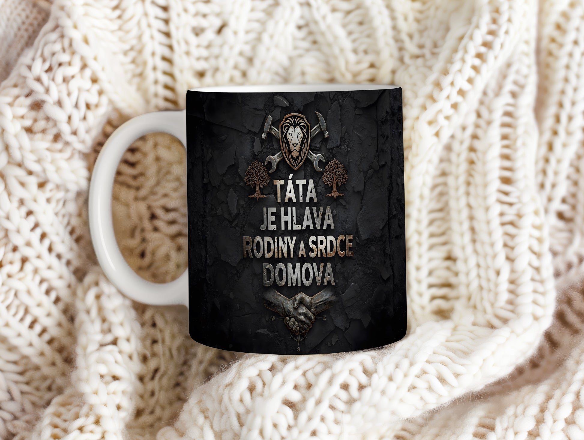 Černý hrnek s motivem lva, stromů a rukou, text TÁTA JE HLAVA RODINY A SRDCE DOMOVA.