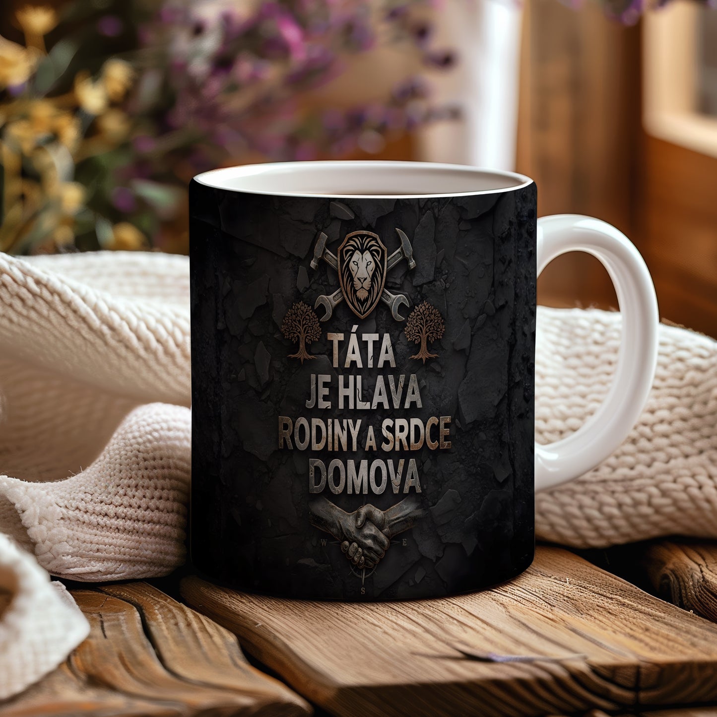 Černý hrnek s motivem lva, stromů a rukou, text TÁTA JE HLAVA RODINY A SRDCE DOMOVA.