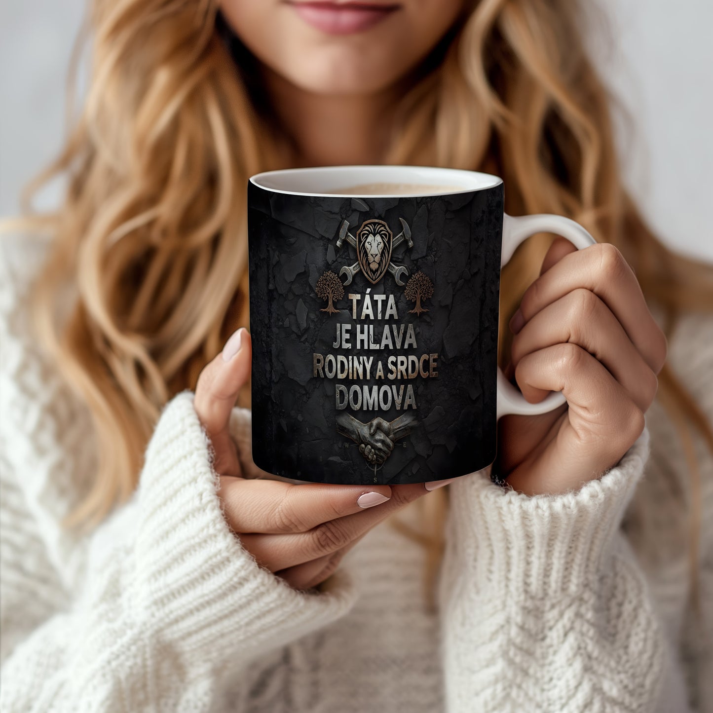 Černý hrnek s motivem lva, stromů a rukou, text TÁTA JE HLAVA RODINY A SRDCE DOMOVA.