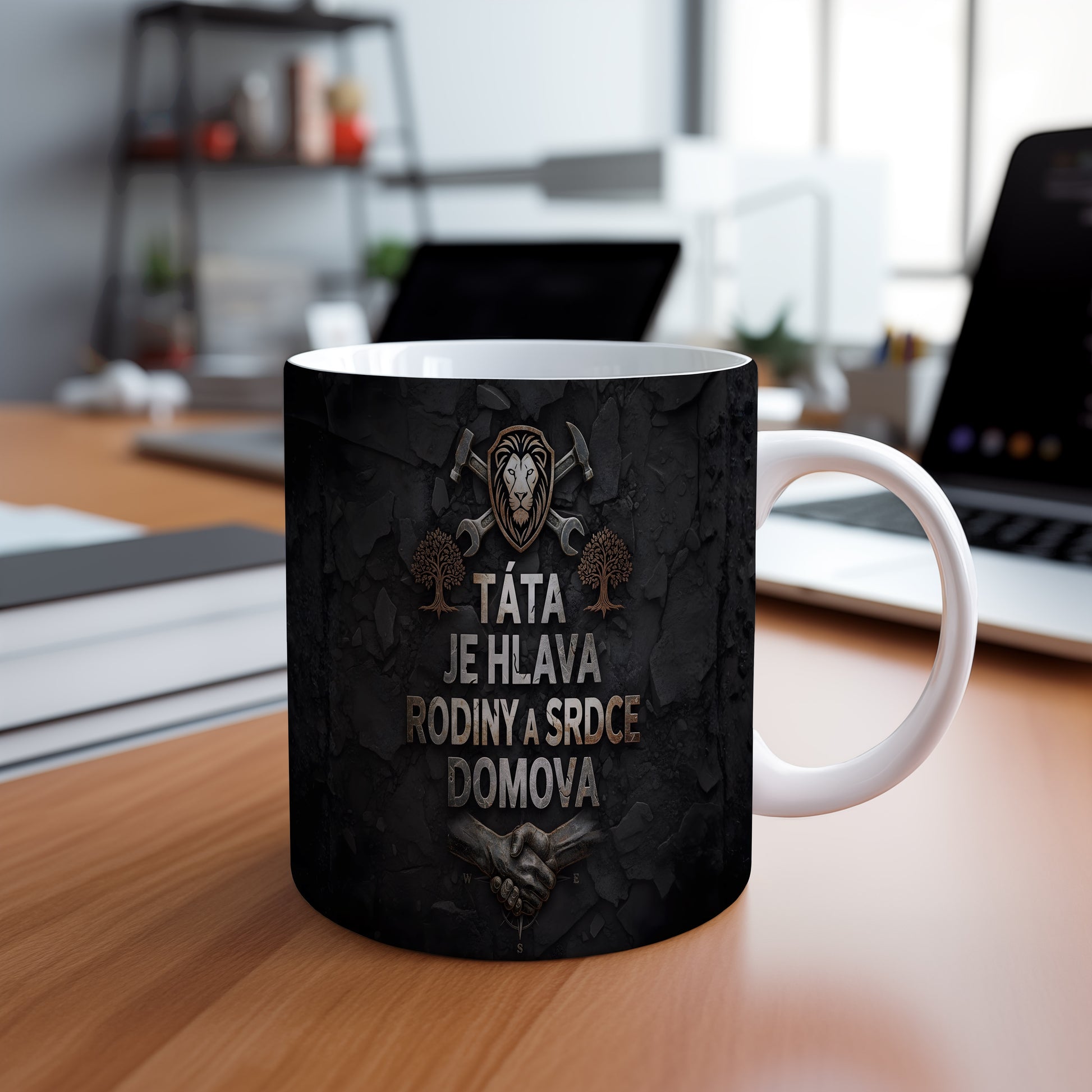 Černý hrnek s motivem lva, stromů a rukou, text TÁTA JE HLAVA RODINY A SRDCE DOMOVA.