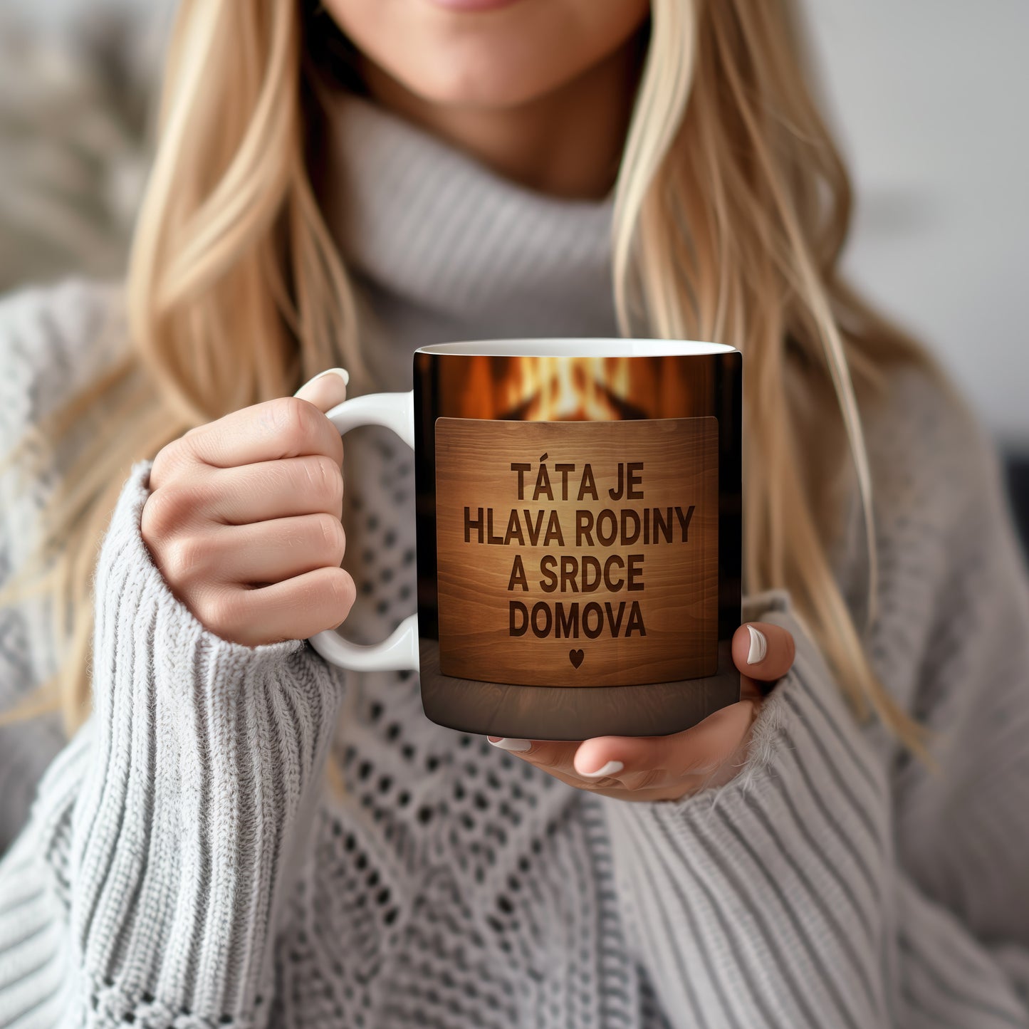 Hrnek s dřevěným designem a textem 'TÁTA JE HLAVA RODINY A SRDCE DOMOVA'.