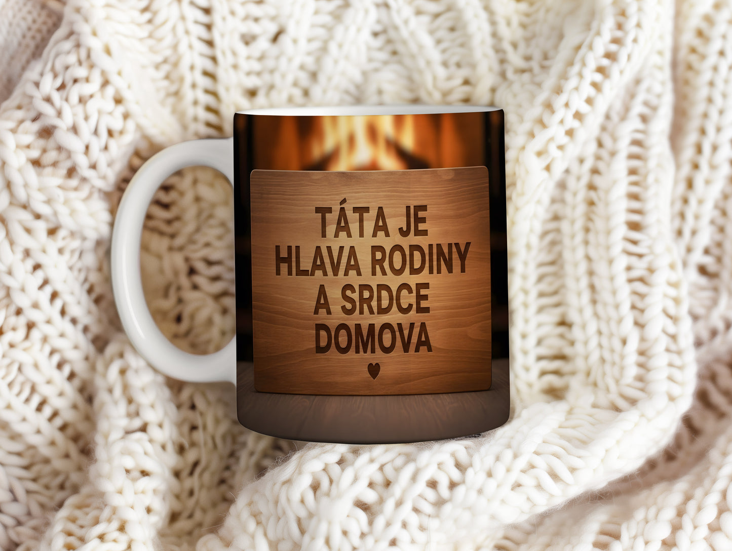 Hrnek s dřevěným designem a textem 'TÁTA JE HLAVA RODINY A SRDCE DOMOVA'.