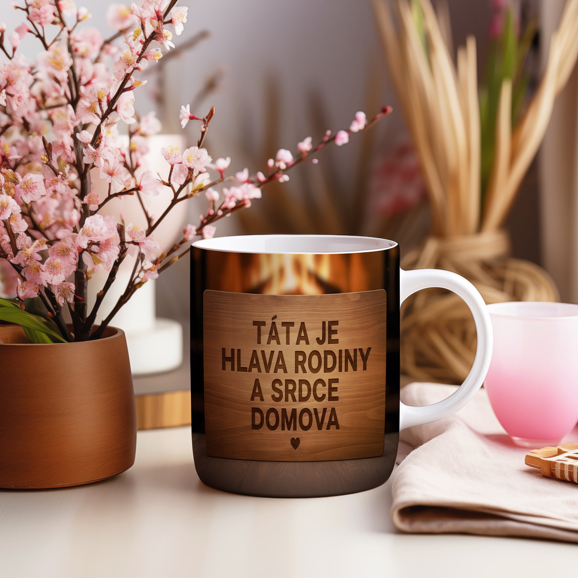 Hrnek s dřevěným designem a textem 'TÁTA JE HLAVA RODINY A SRDCE DOMOVA'.