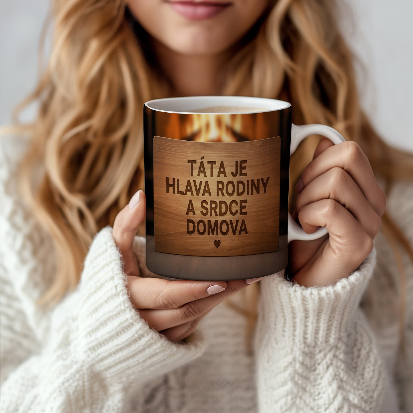 Hrnek s dřevěným designem a textem 'TÁTA JE HLAVA RODINY A SRDCE DOMOVA'.