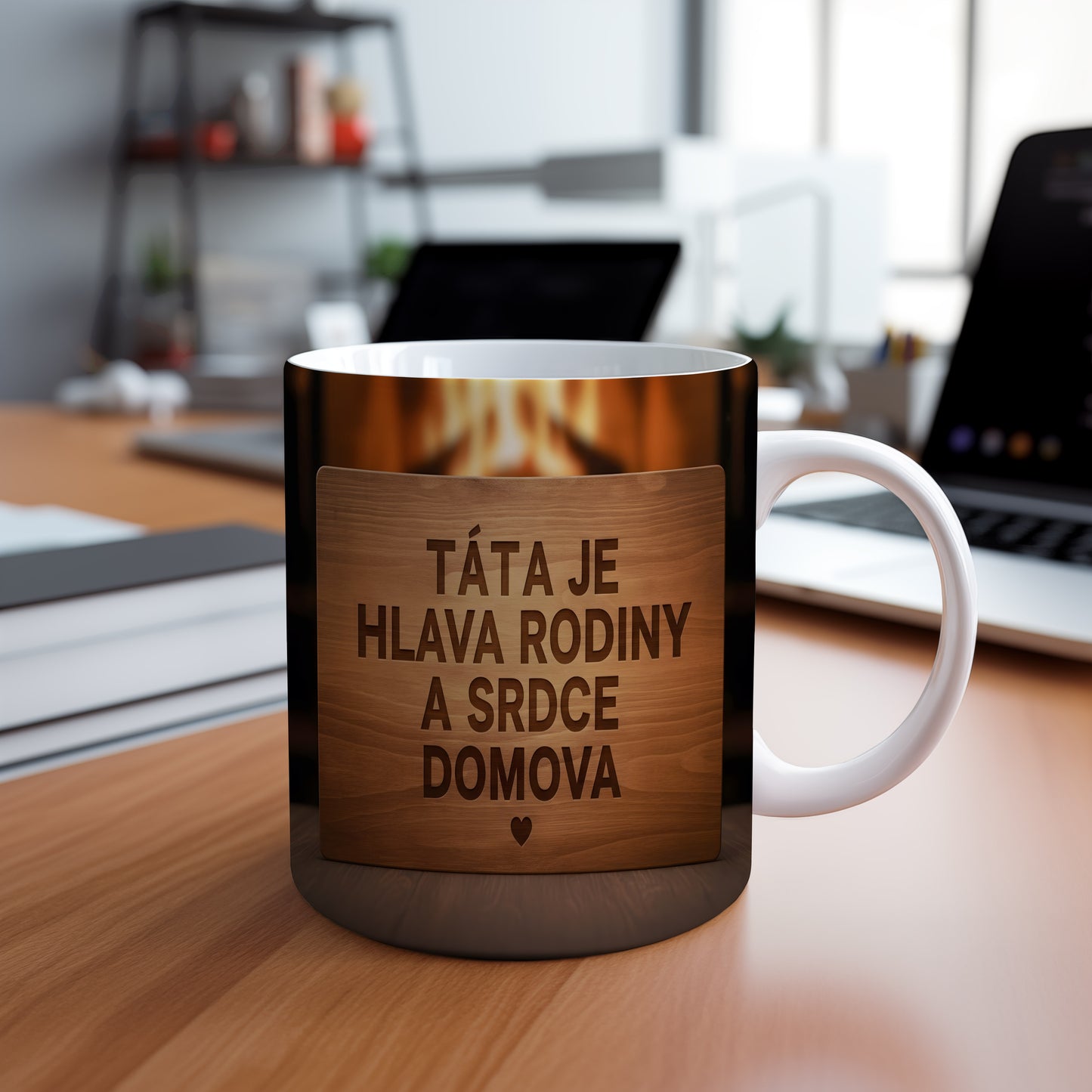 Hrnek s dřevěným designem a textem 'TÁTA JE HLAVA RODINY A SRDCE DOMOVA'.