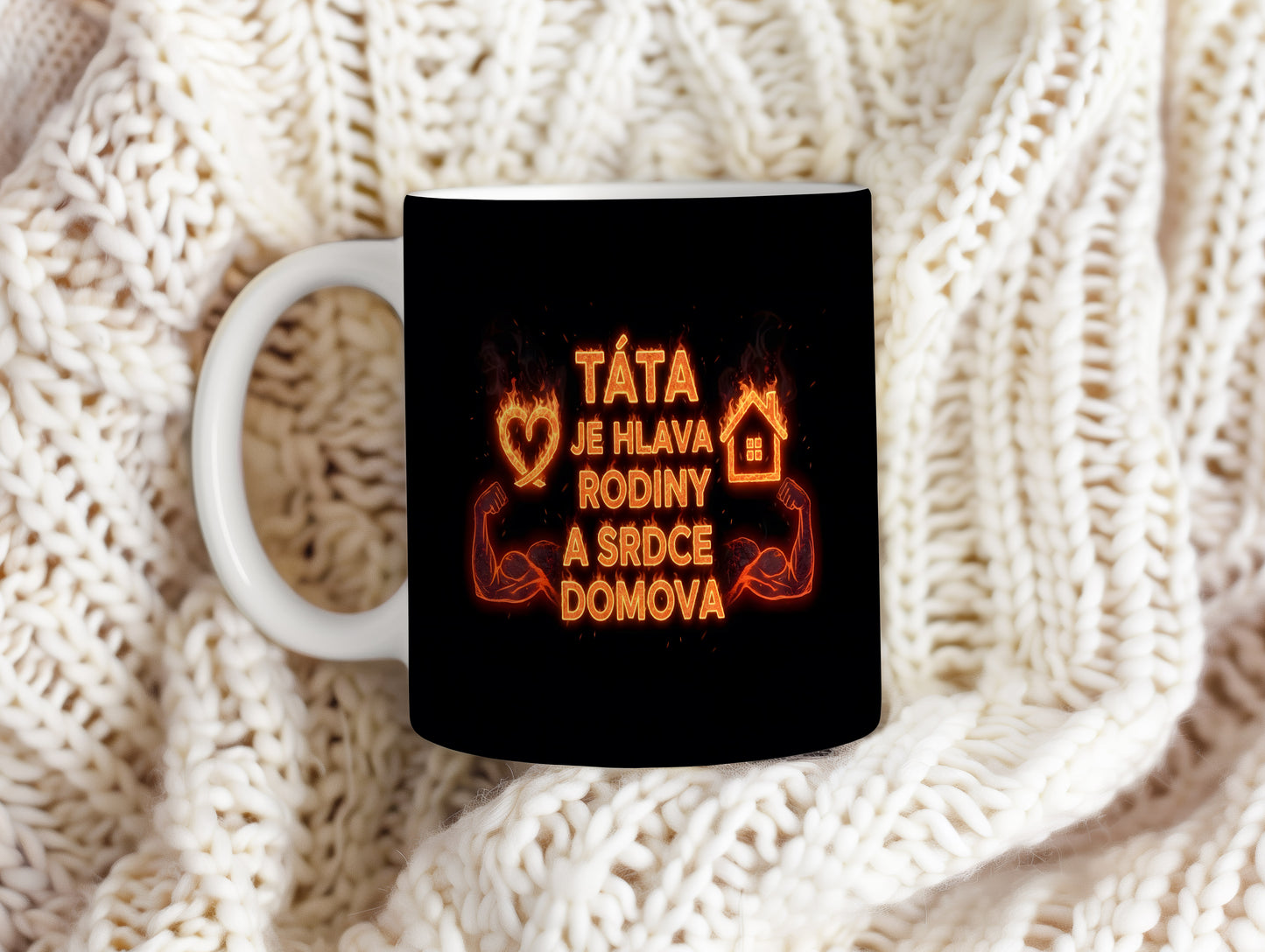 Černý hrnek s oranžovým ohnivým nápisem a motivy srdce a domova.