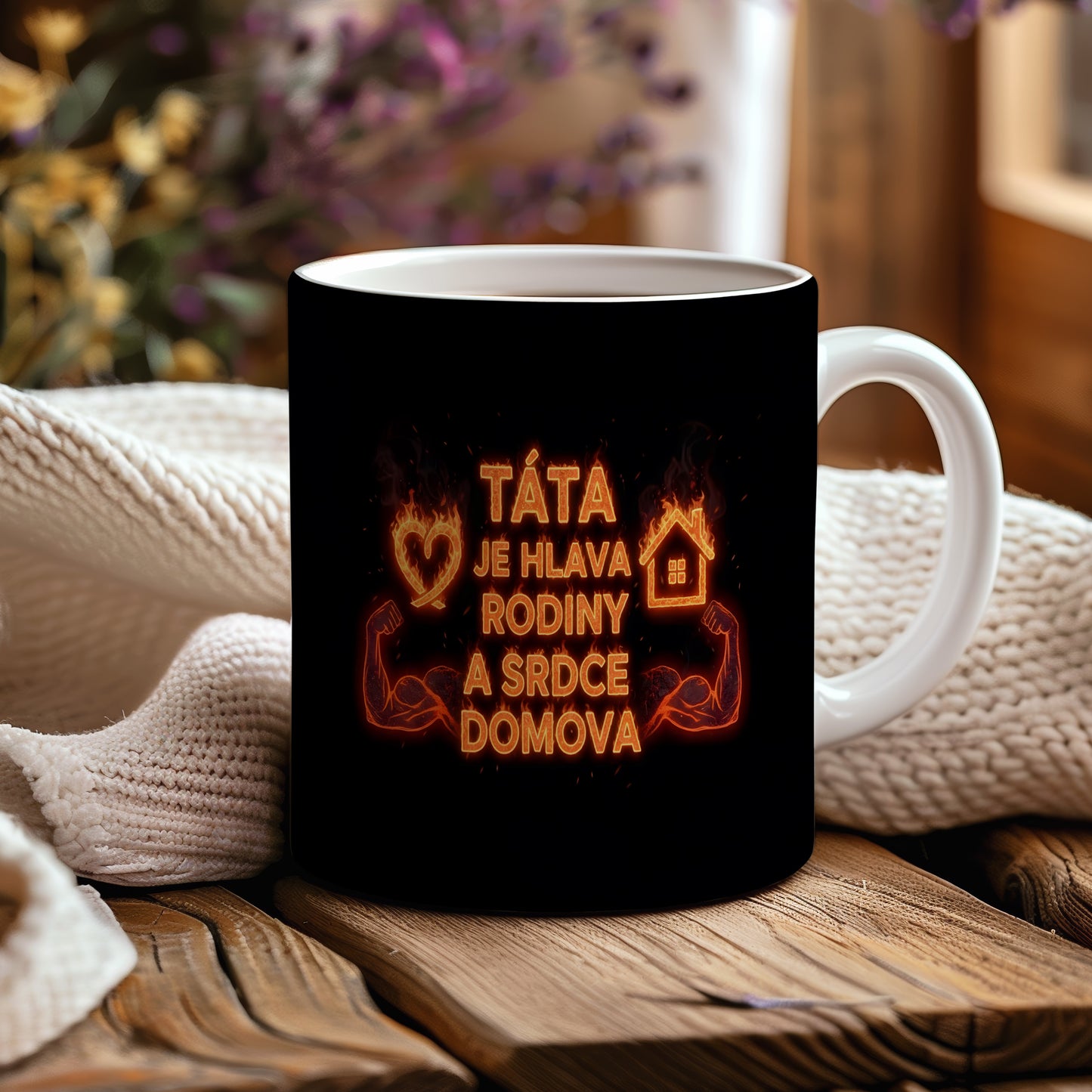 Černý hrnek s oranžovým ohnivým nápisem a motivy srdce a domova.