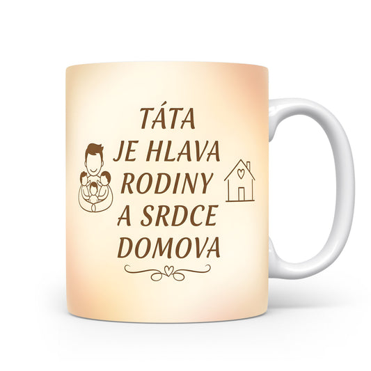 Béžový hrnek s nápisem a motivem rodiny a domu.